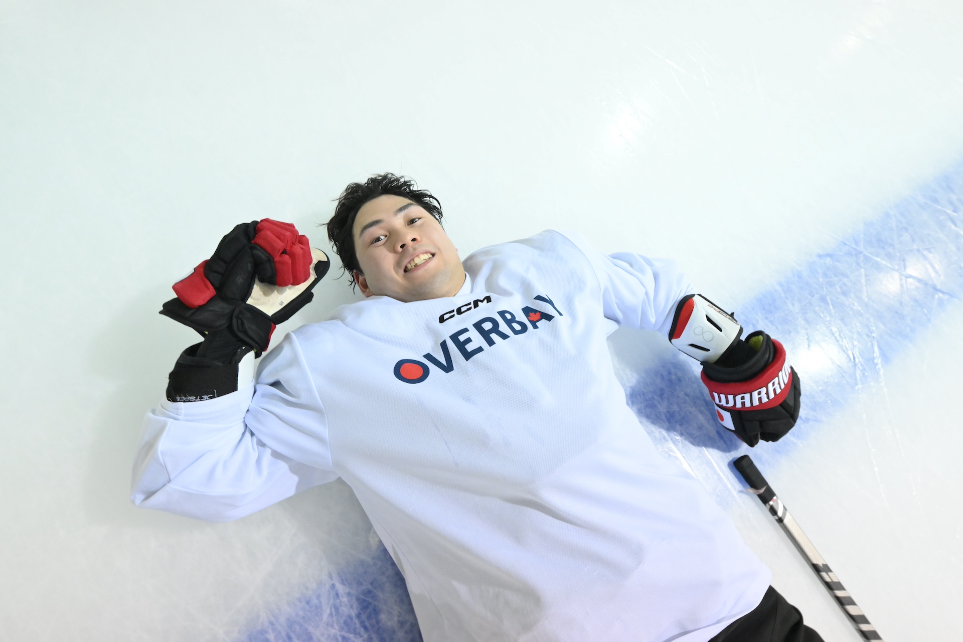 今季からＥＣＨＬブルーミントンでプレーするＤＦ・石田陸。「目力がすごいです」という担当カメラマンのリクエストにより、氷の上に寝てもらっての１枚