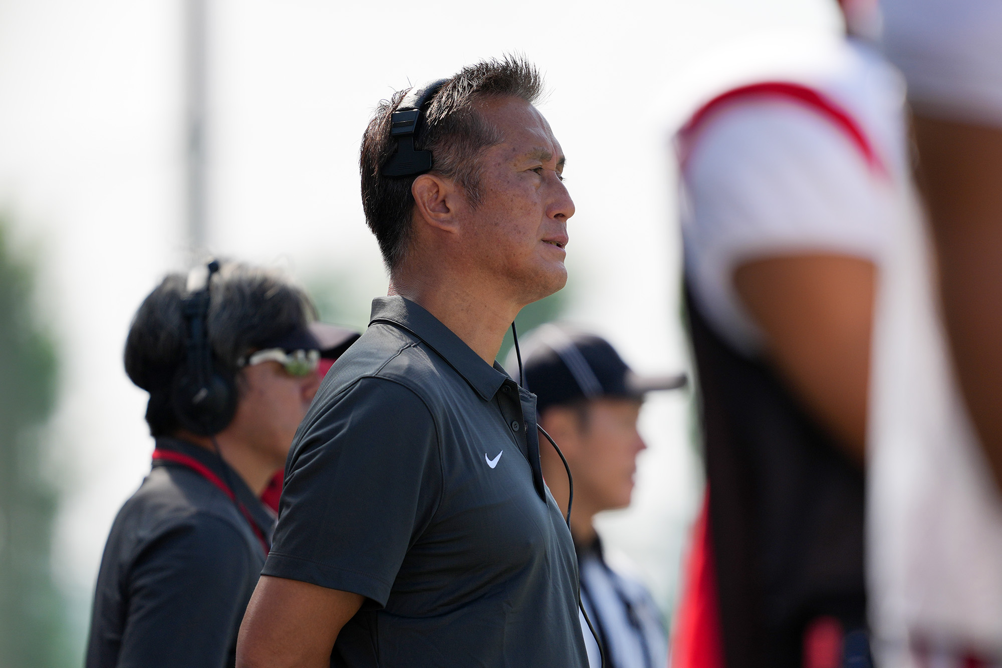 試合を見つめる日大・有志の会の須永監督=撮影：北川直樹