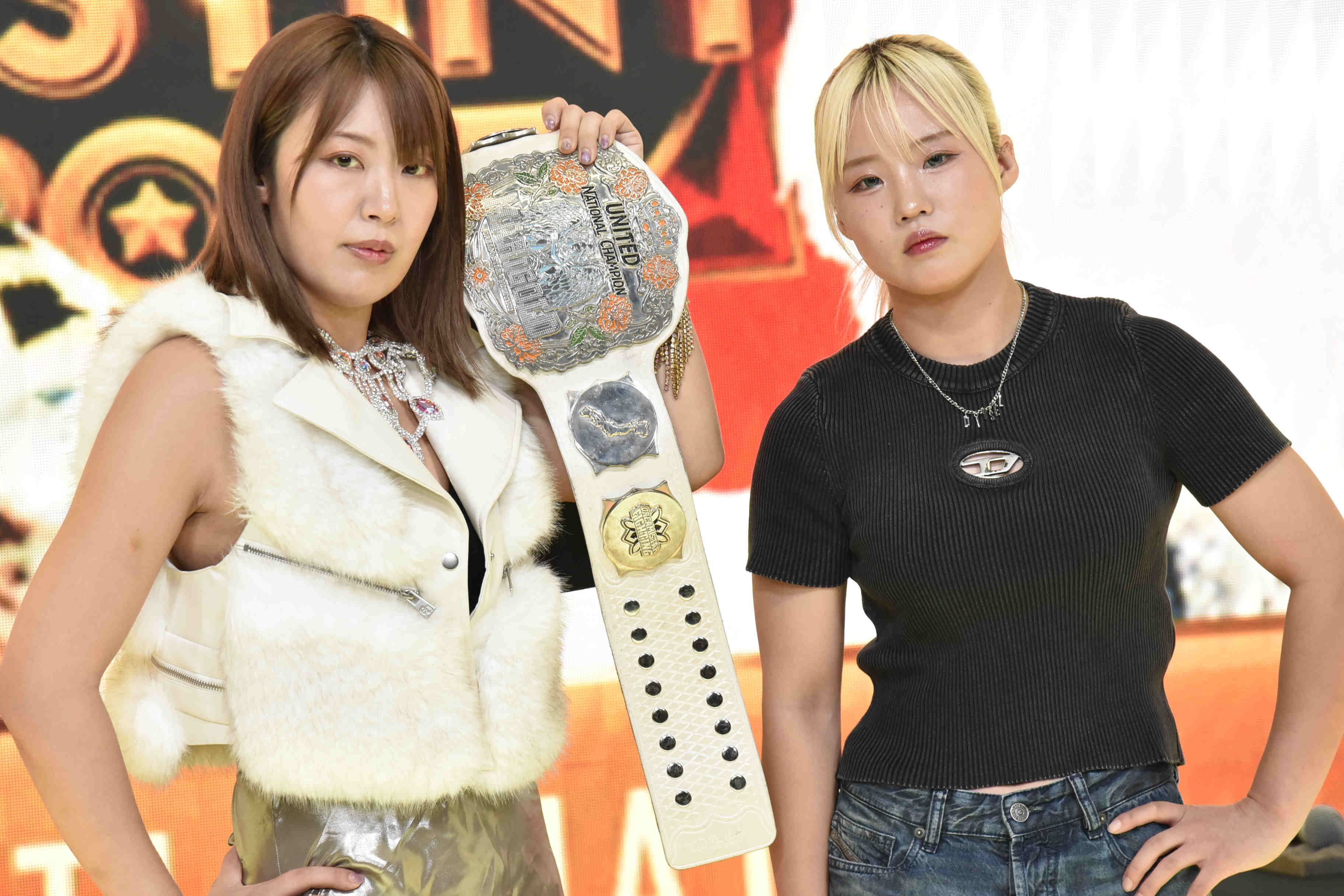 UN王者・桜井麻衣(=写真左)と挑戦者・ビクトリア弓月