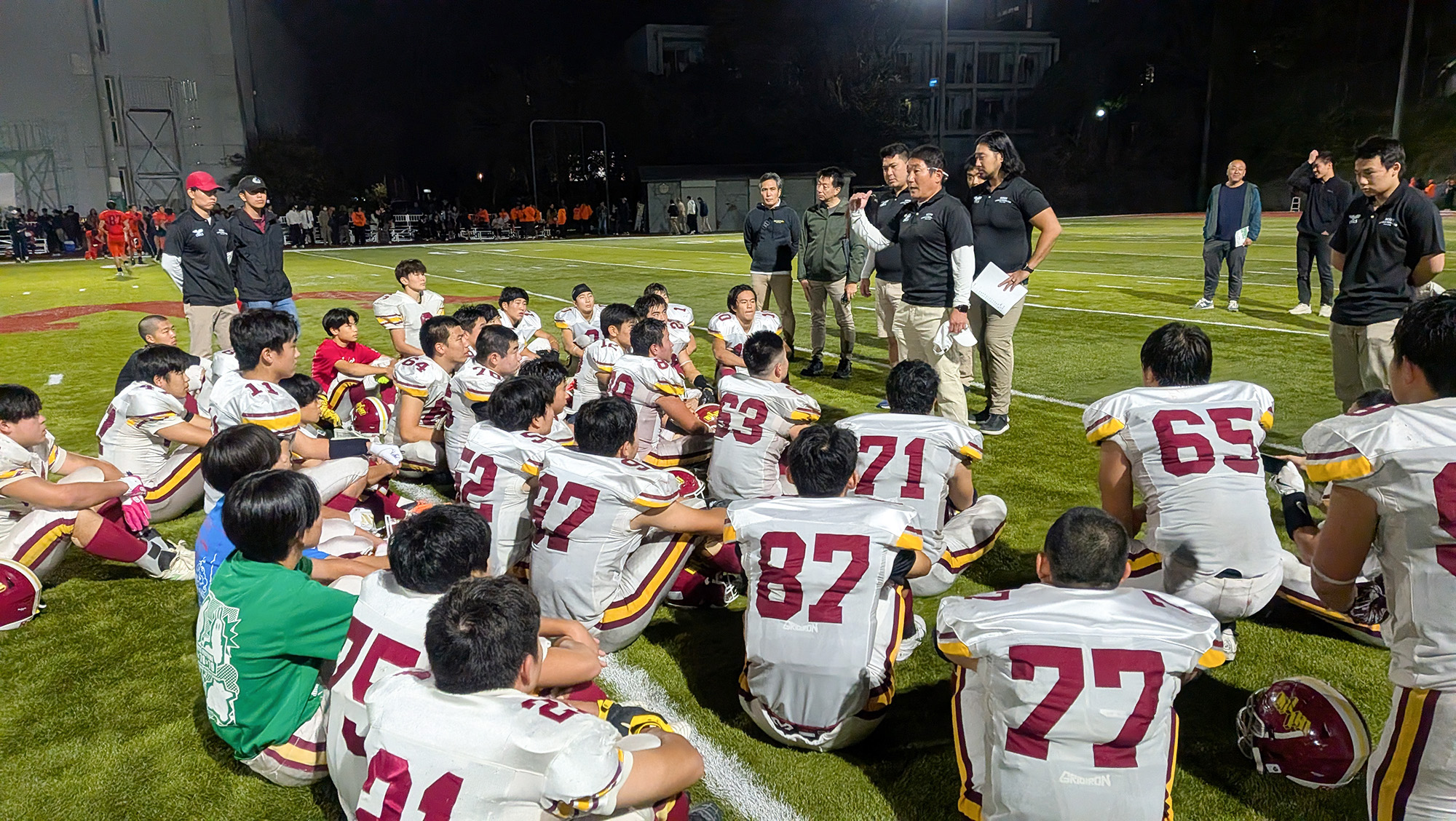 試合後、顧問の尾崎幸一教諭が選手に語りかけた=撮影：北川直樹
