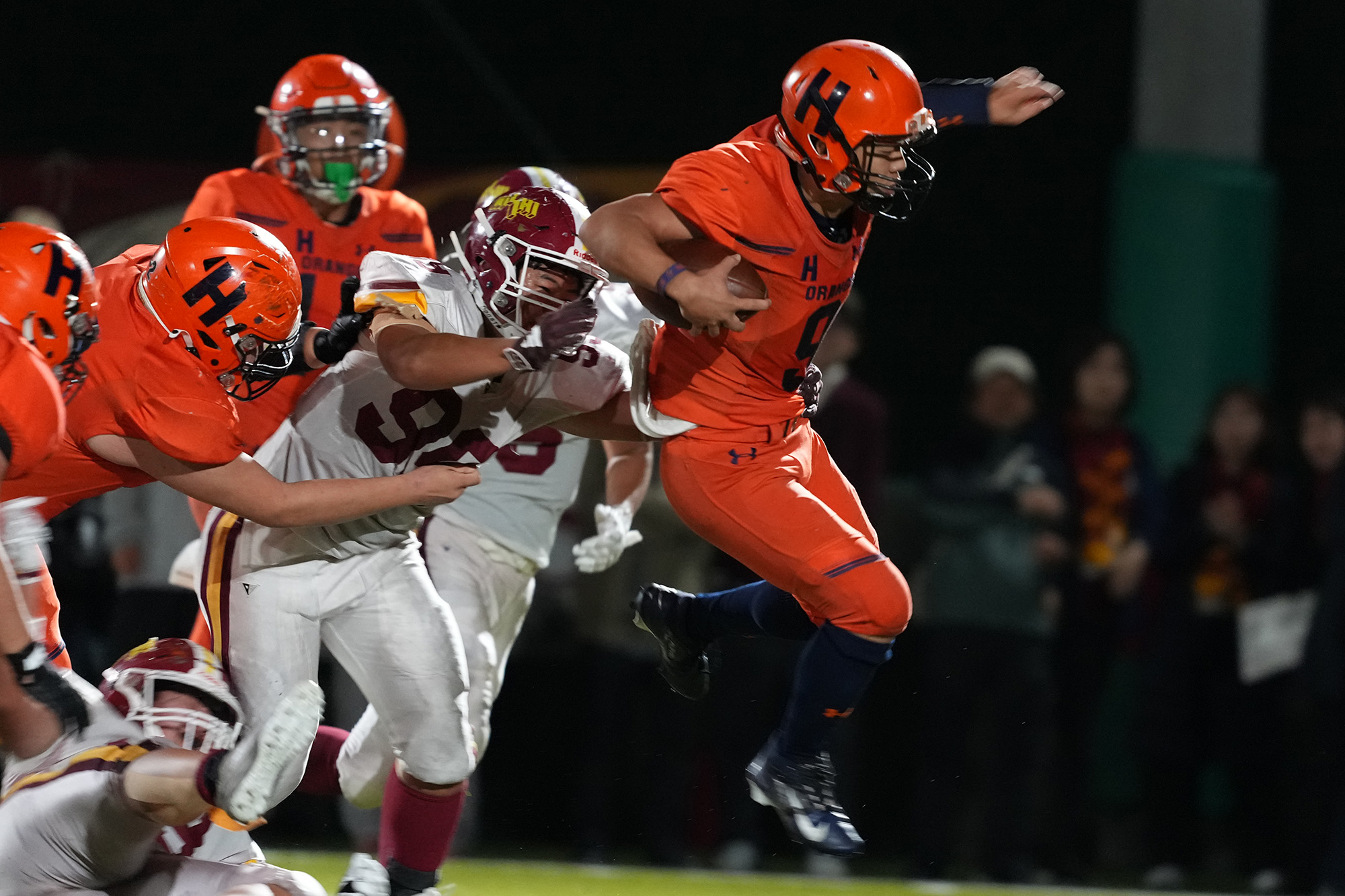 ラン、パスで奮闘した法政二QB谷﨑=撮影：北川直樹