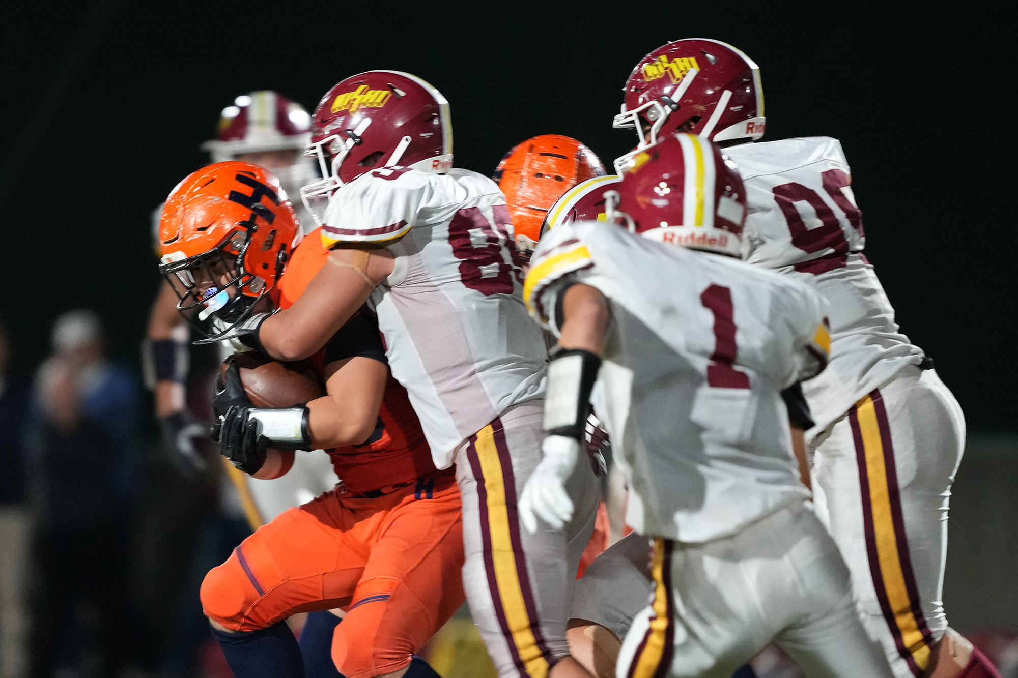 大島、伊藤ら守備フロント陣が法政二のランをよく抑えた=撮影：北川直樹