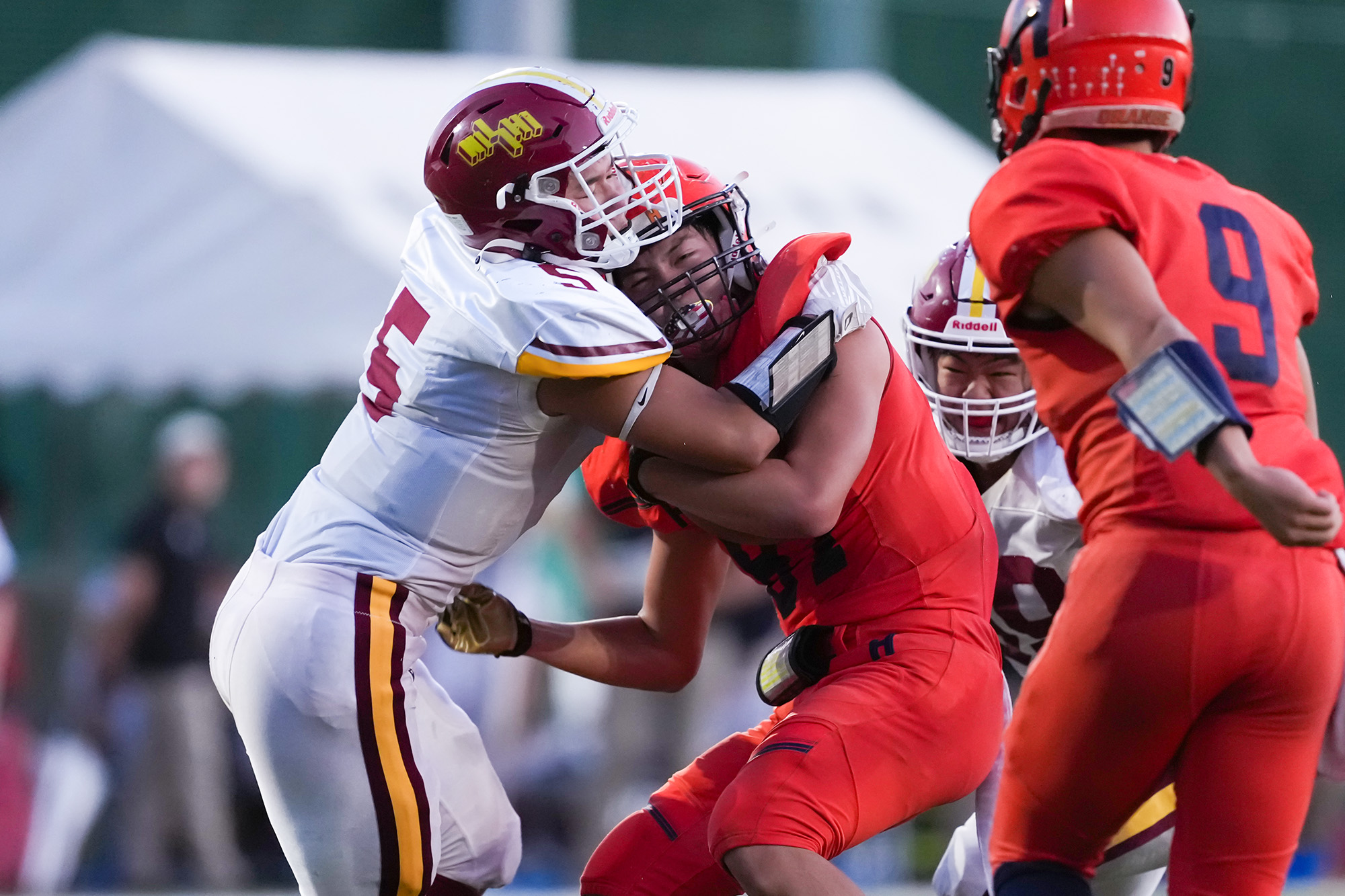 LBの野田がナイスタックルで法政二RB重野譲志（2年）を仕留めた=撮影：北川直樹