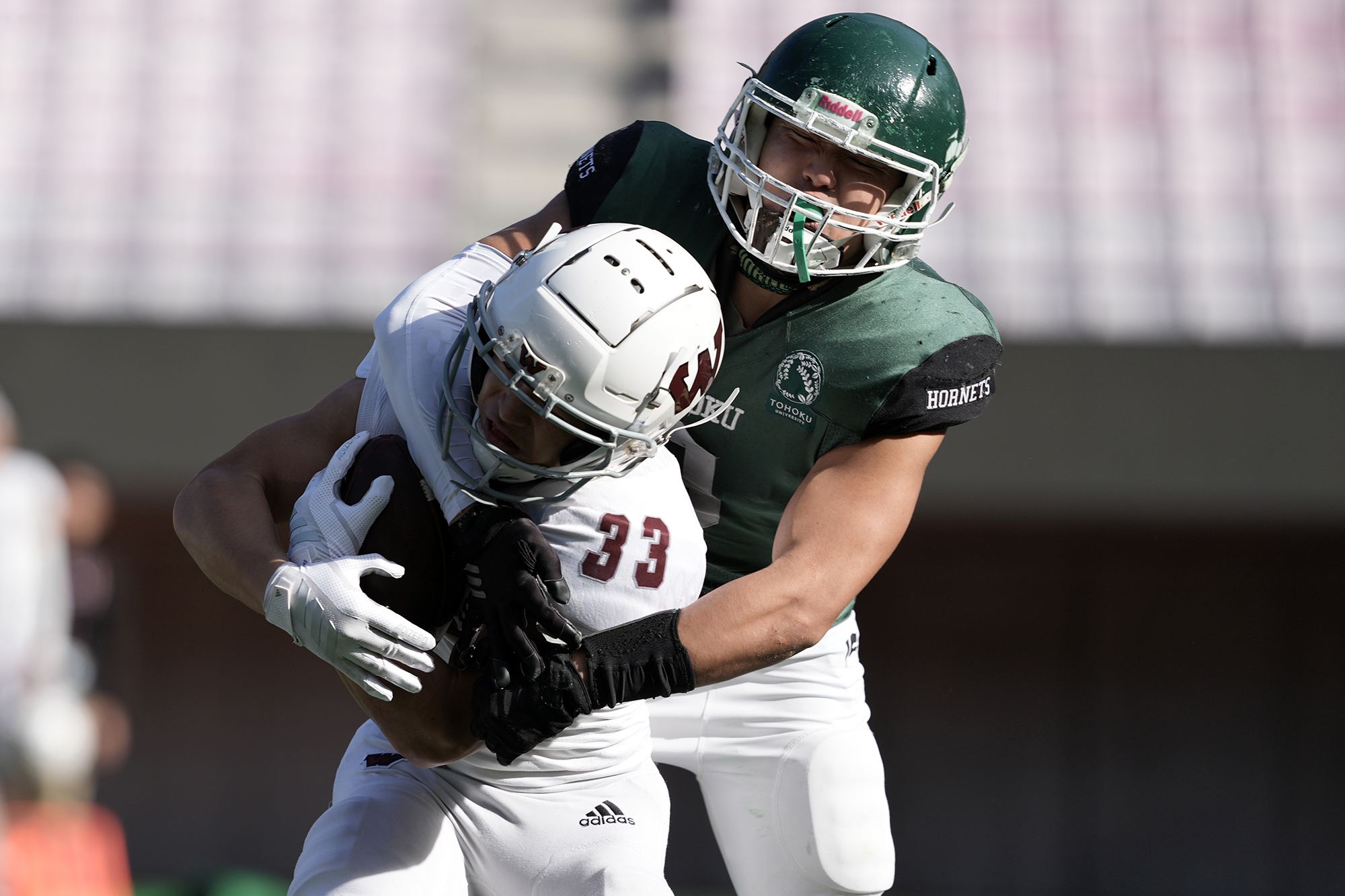 早稲田RB長内に強烈なタックルを浴びせた東北大主将DL吉川大輝（4年=県立浦和）=撮影：北川直樹