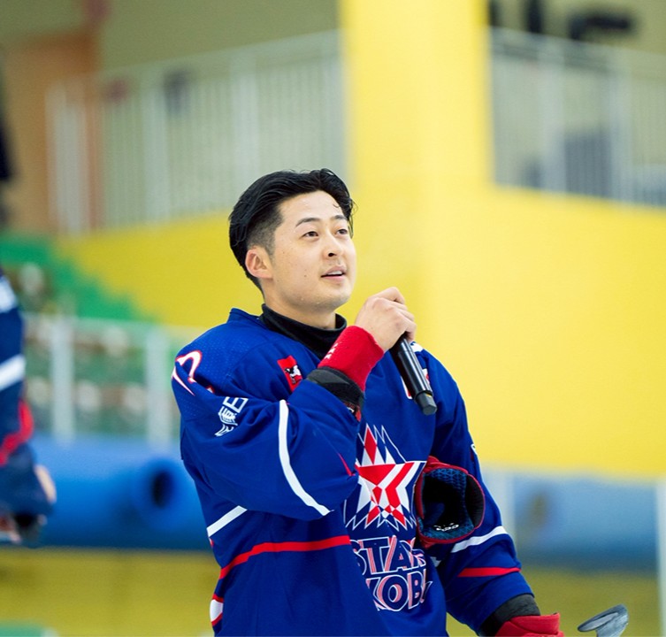 今季はキャプテンとして、人前でしゃべる機会も増えた。「初勝利の日が来たら、選手とファン・サポーターの人とで、一緒に写真を撮りましょう！」（ⒸSTARS KOBE）