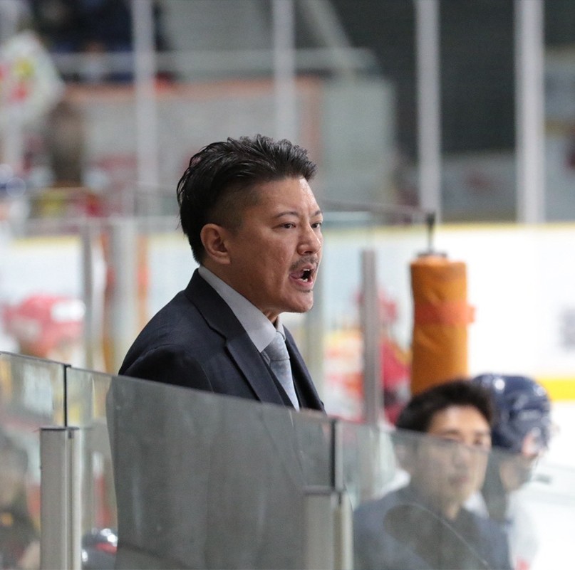 10月、アウエーのレッドイーグルス戦で。現役時代の2011－2012シーズン・プレーオフファイナル第１戦では、アイスバックスのＦＷとして、勝利につながる先制点を挙げた（ⒸSTARS KOBE）