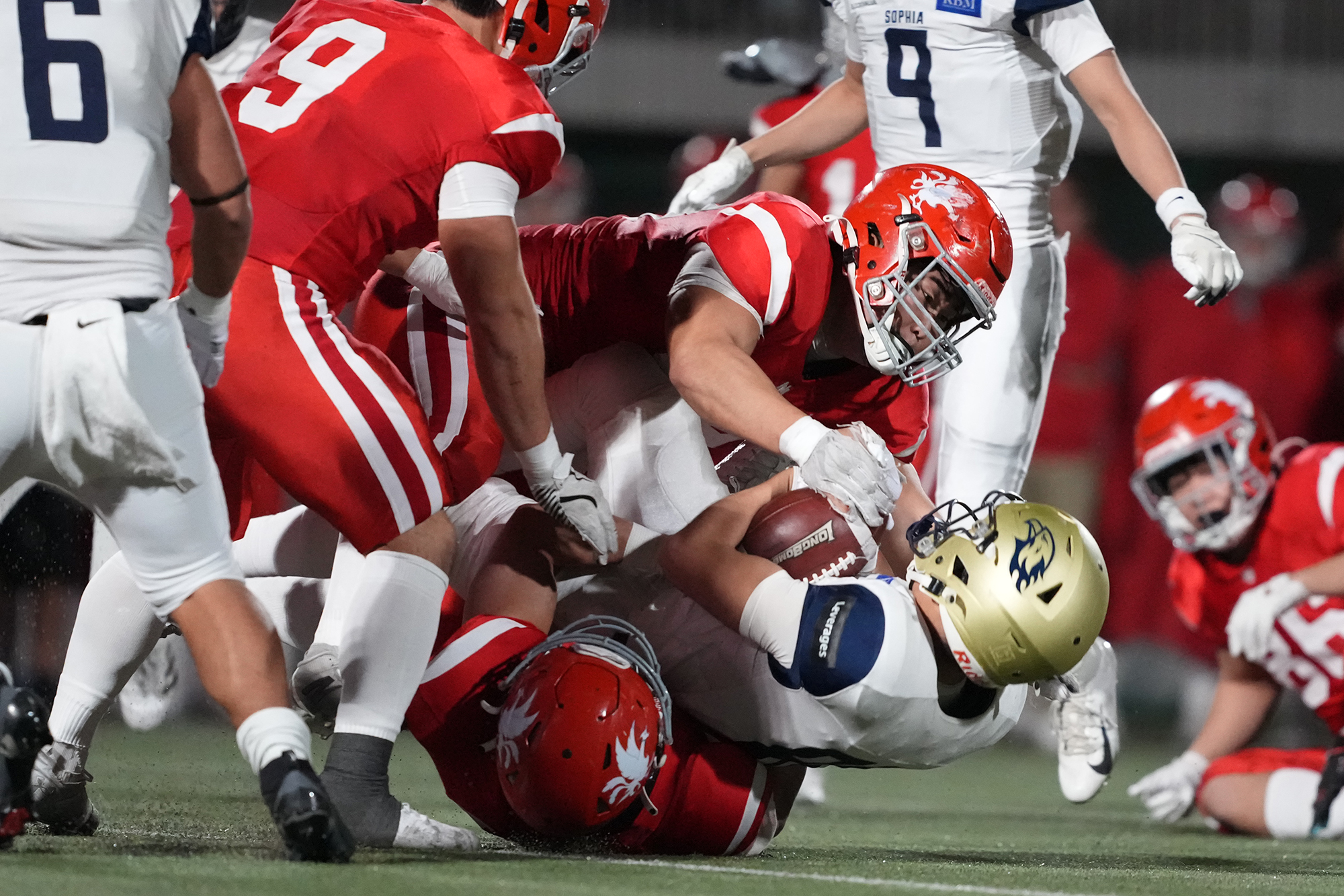 この日は青木にボールがよく集まり奮闘した=撮影：北川直樹