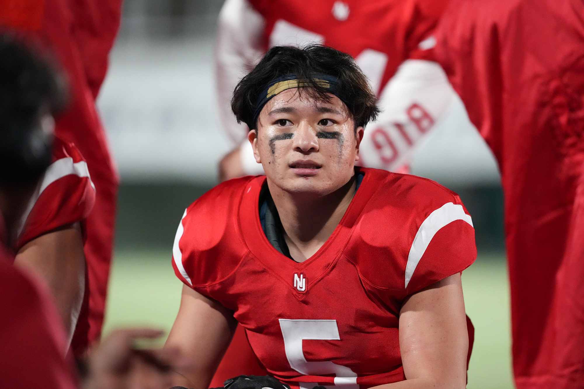 抜群のリーダーシップでチームをまとめ上げる主将LB三ケ尻晃基=撮影：北川直樹