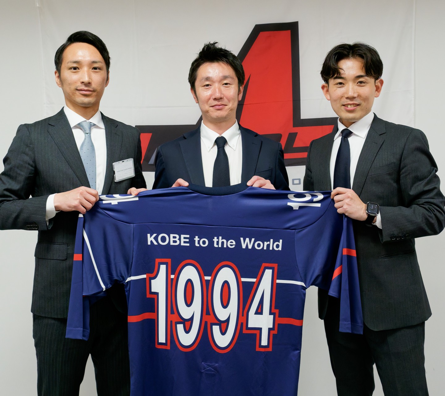 ５月のアジアリーグの記者発表で、正式な加盟会見を行なった。両端の２人は、会社の幹部であり、ともに汗を流すクラブのスタッフ（ⒸSTARS KOBE）