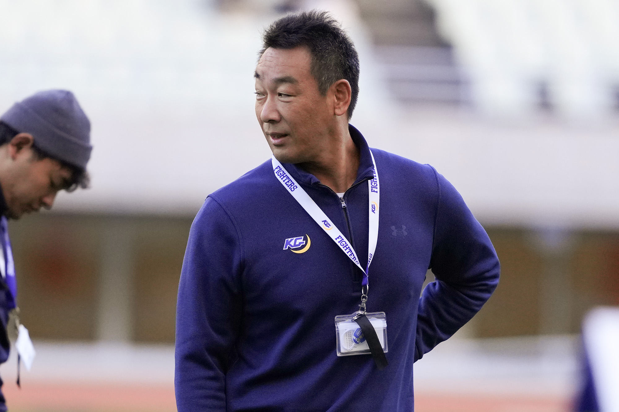 試合中はスポッターから指示を出し、再戦を完勝で飾った大村監督=撮影：北川直樹