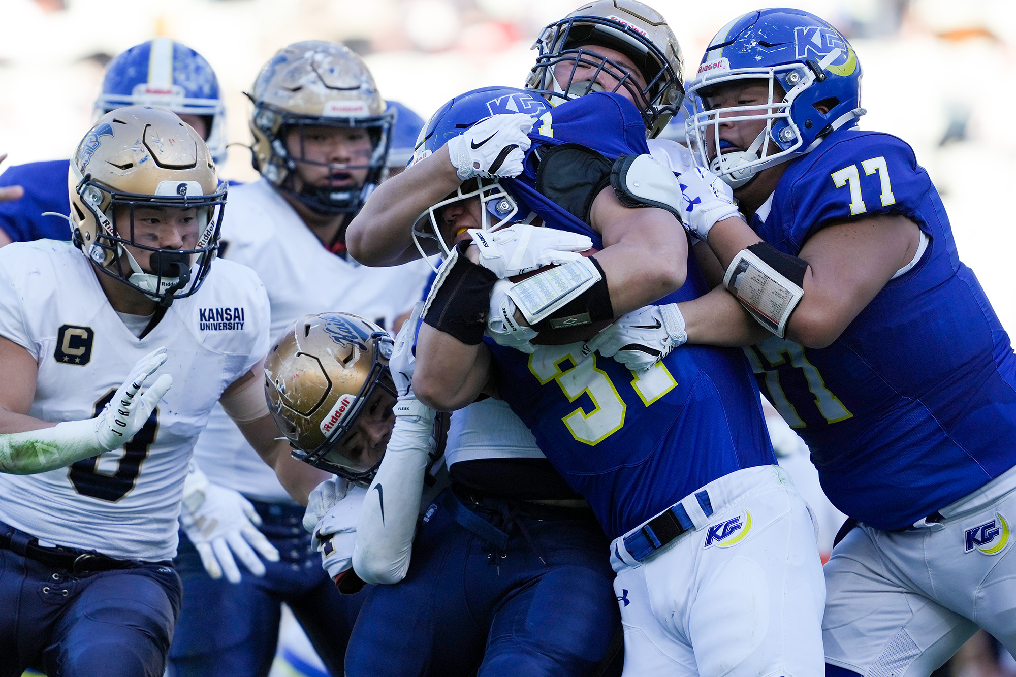 視界を塞がれながらもセカンドエフォートで前へ進むRB永井。試合を通して気迫あふれる走りを見せた=撮影：北川直樹