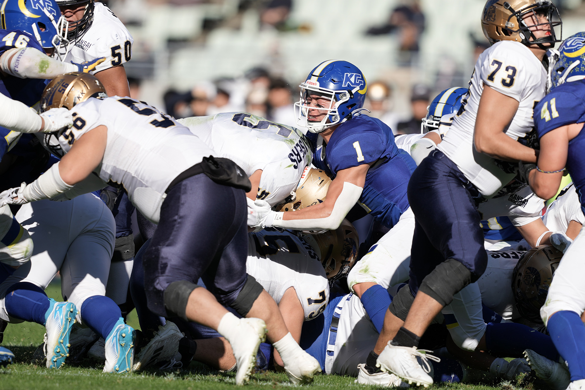 関学DB東田隆太郎（4年=関西学院）が関大の4thダウンギャンブルをストップ=撮影：北川直樹