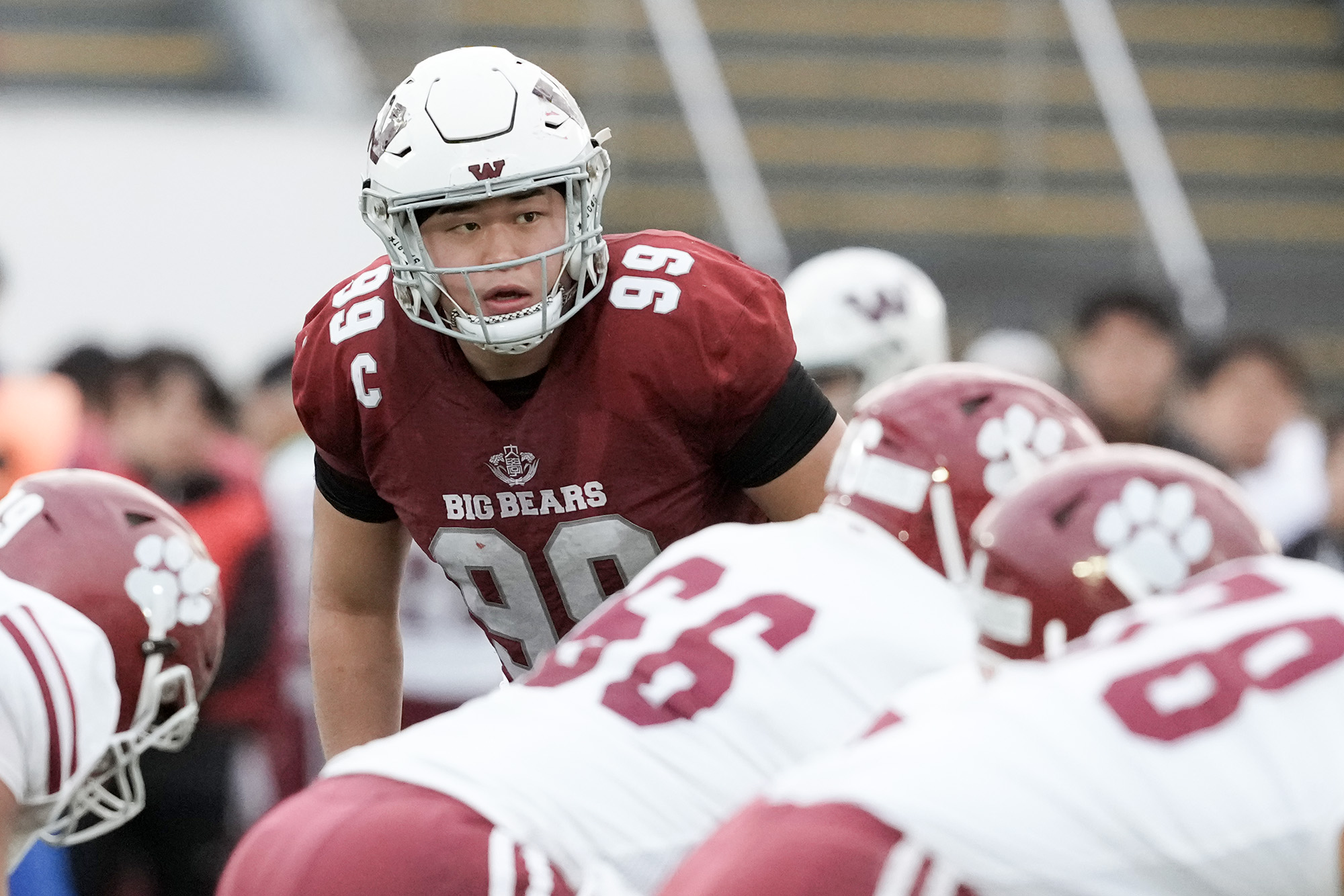 早稲田守備のフロントで奮闘したDL伊藤=撮影：北川直樹