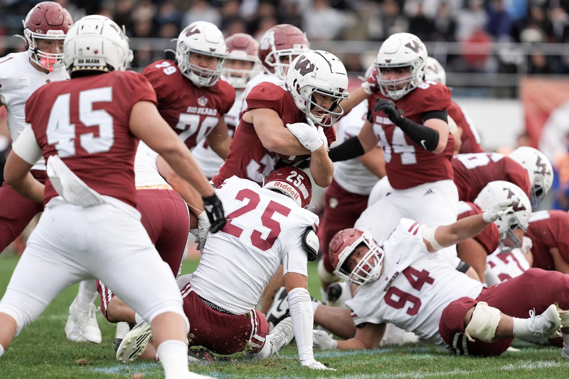 # 【アメフト】立命館が早稲田を42-31で破り甲子園ボウルへ　関学との史上初関西対決が実現   オフェンス最初のプレーでTDを決め叫ぶ立命館QB竹田剛=撮影：北川直樹 アメリカンフットボールの全日本大学選手権の準決勝が11月29日、スピアーズえどりくフィールドで行われ、立命館大学パンサーズが42-31で早稲田大学ビッグベアーズを下した。立命館は12月14日の甲子園ボウルで関西学院大学ファイターズと対戦する。史上初の関西対決となる甲子園ボウルは、関西リーグで24-3と敗れた関学との雪辱戦となる。 試合は立命館が序盤から主導権を握り、QB竹田剛（4年=大産大附属）を中心としたランとパスをバランスよく使い分ける攻撃で早稲田を圧倒した。早稲田は獲得距離で健闘したが、5つのターンオーバーを喫し、立命館ディフェンスに翻弄される苦しい展開を強いられた。【北川直樹】 ## 立命館大学 ○42-31● 早稲田大学（スピアーズえどりくフィールド） ## 開始直後のインターセプトで立命が流れをつかむ 立命館は試合開始直後から強烈なプレッシャーをかけた。早稲田の最初のオフェンスシリーズで、QB船橋怜（4年=早大学院）のパスをLB酒井大輝（4年=県立長浜北）がインターセプト。66ydのビッグリターンで早稲田陣10ydまで一気にボールを持ち込む。立命館は最初のプレーでQB竹田が右サイドに展開して走り抜け、TD。開始わずか27秒で7-0と先制した。 早稲田も反撃に出る。船橋がWR中原秀城（4年=南山）、吉規颯真（4年=早大学院）へと次々とパスを通し、攻め込む。しかしファンブルでボールを失い、得点につなげられなかった。 立命館はこの好機を逃さず第1Q終盤、RB蓑部雄望（3年=佼成学園）へのパス、ランでゴール前へ。最後は蓑部が右サイドへ走り、カットバックで縦に1yd押し込んでTD。14-0とリードを広げた。 第2Qに入り、早稲田は8:13にK小林賢多（4年=八千代松蔭）の42ydFGで3点を返すが立命館の攻撃は止まらない。13:18、竹田がWR木下亮介（4年=箕面自由）へロングTDパスを投じ、21-3と突き放した。 早稲田もすぐさま反撃。負傷で退いたエースRB安藤慶太郎（4年=早大学院）に代わって登場したRB長内一航（3年=早稲田実業）のランでゴール前まで進むと、終了間際に長内が1ydを押し込んでTD。21-10と2ポゼッション差まで詰め寄り前半を折り返した。   勝負強いキャッチと走りで存在感を魅せた立命館WR木下=撮影：北川直樹   ひたむきな走りでエースRB安藤の不在を埋める力走をした早稲田RB長内=撮影：北川直樹 ## 第3Q、立命館の2TDで決定的な差に 第3Q、立命館は多彩な攻撃で早稲田を圧倒した。1:31、RB漆原大晟（2年=立命館宇治）がランでTD。28-10とする。さらに6:22、QB竹田がWR有馬快音（3年=滝川）へTDパスを通し、35-10と大きくリードを広げた。 早稲田も粘りを見せる。船橋がWR松野雄太朗（4年=早大学院）へのパスと、自身のランでゴール前へ進むと、10:30に船橋がキープで4ydを走り込んでTD。35-17と差を詰めた。 第4Q、立命館は蓑部へのピッチで大きくゲイン。そして1:27に蓑部が7ydランでTDを決め、42-17と再び差を広げる。 しかし早稲田は諦めなかった。トリックプレーで前進し、長内がTD。42-24とする。残り時間が少なくなる中、早稲田は自陣20ydから猛攻を開始。船橋がキープとパスを駆使して前進し、13:15に船橋自らが24ydを走り込んでTD。42-31まで詰め寄った。早稲田はオンサイドキックに賭けたが失敗。立命館が時計を回し、試合終了となった。   パスだけではなくスクランブルでも活躍した早稲田QB船橋=撮影：北川直樹 ## 攻守で存在感を示したMVP藤津とMIP吉規 この試合、立命館は攻撃回数63回で442ydを獲得し、19回の1stダウンを獲得。ランオフェンスは41回で180ydを記録し、蓑部が14回41yd（2TD）、漆原が8回37yd（1TD）、交代でスポット出場のQB井口が4回82ydと、3人が中心となってゲインを重ねた。 パスはQB竹田が21回投げて15回成功、262yd、2TDという高効率を記録。WR木下が8回175yd（1TD）と驚異的な距離を稼いだ。 ディフェンスは、MVP受賞の藤津伊琉（3年=大産大附属）を中心に多くのターンオーバーを奪い、早稲田のオフェンスを挫いた。   7タックル1INT、1パス守備でMVPを受賞した立命館DB藤津=撮影：北川直樹 一方の早稲田は、総獲得404ydと立命館に並ぶ数字を残した。ラン32回145yd、パスは50投25成功259yd、1stダウンは22回と立命館を上回った。QB船橋は果敢に攻めたものの、勝負どころで発生した5つのターンオーバーが響いた。RB長内が12回52yd（2TD）、MIP受賞のWR吉規が8回113ydと個々の選手は奮闘を見せた。 ディフェンスはLB原康介（4年=早大学院）、DL伊藤寛太郎（4年=成蹊）らが立命館の強力なランを懸命におさえたが、チームのターンオーバーバトルで5-1と分が悪かった。   早稲田のエースWRとしてチームリーダーとなる活躍のWR吉規=撮影：北川直樹 ## 関学戦での雪辱を誓う甲子園ボウルへ 立命館は12月14日、阪神甲子園球場で行われる甲子園ボウルで関西学院大学と対戦する。史上初の関西リーグ同士の対決となる今回の甲子園ボウルは、関西リーグで24-3で敗れた相手との雪辱戦となる。 関学は30日に行われた準決勝で関西大学を52-7で下し、圧倒的な力を見せつけた。立命館にとっては、リーグ戦で完敗した相手にどれだけ成長した姿を見せられるか。蓑部、漆原に、フラッグフットボール日本代表のルーキー・奥村倖大（追手門学院）らがランニングゲームで勢いを作れるかが鍵になる。 立命館がこの日見せた多彩なオフェンスと、ターンオーバーを量産する強力ディフェンスが、甲子園ボウルでも見られるか。   徹底したマークの中で2TDを決めた立命館RB蓑部=撮影：北川直樹   蓑部と双璧の走力を持つ立命館RB漆原=撮影：北川直樹   ポイント起用で走力を見せつけた立命QB井口=撮影：北川直樹   早稲田守備のフロントで奮闘したDL伊藤=撮影：北川直樹