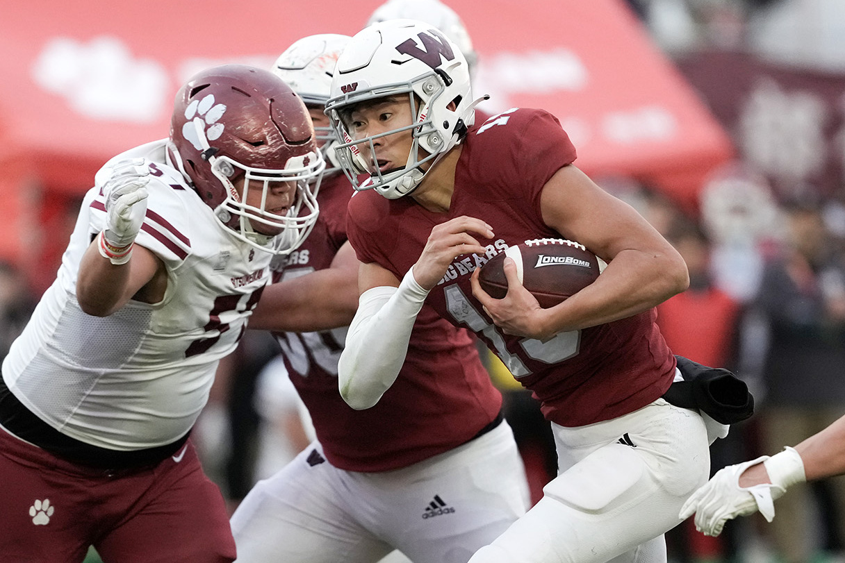 パスだけではなくスクランブルでも活躍した早稲田QB船橋=撮影：北川直樹