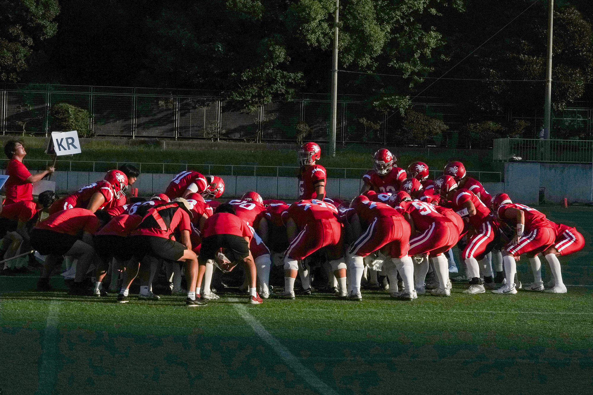 開幕戦となった対専修大学戦前の円陣=撮影:北川直樹