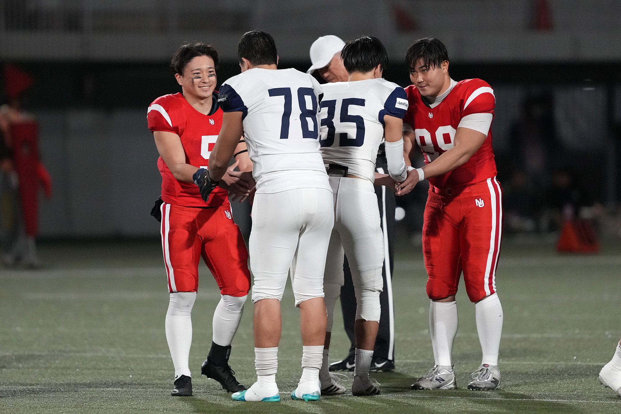 上智大戦前のセレモニーで握手をする日本大主将 三ケ尻と副将 會田=撮影:北川直樹