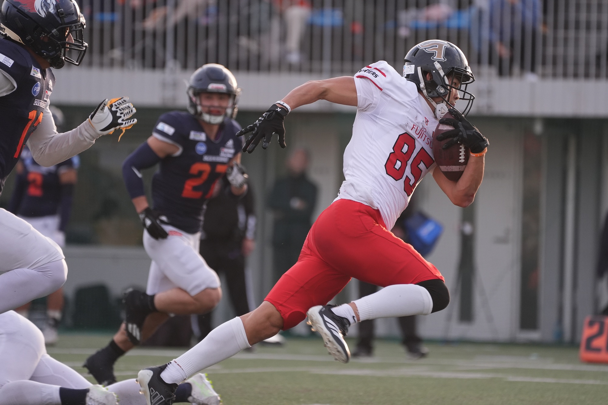 【富士通vsノジマ相模原】第2クオーター、富士通WR松井がノジマ相模原ディフェンスを切り裂きTD＝撮影：小座野容斉