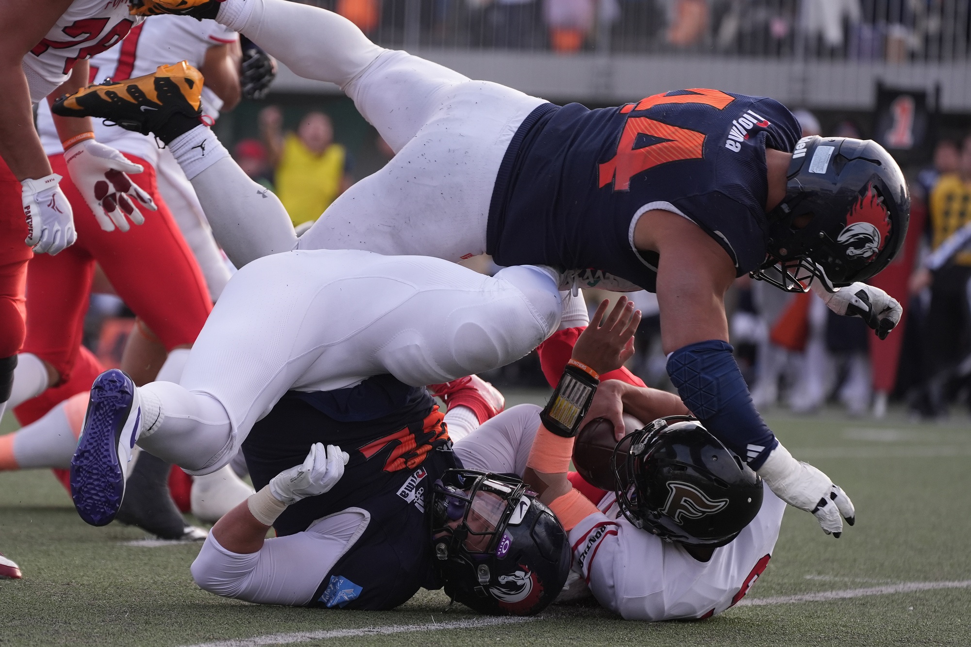 【富士通vsノジマ相模原】富士通QB高木は、ノジマ相模原の強力なパスラッシュにさらされた=撮影:小座野容斉