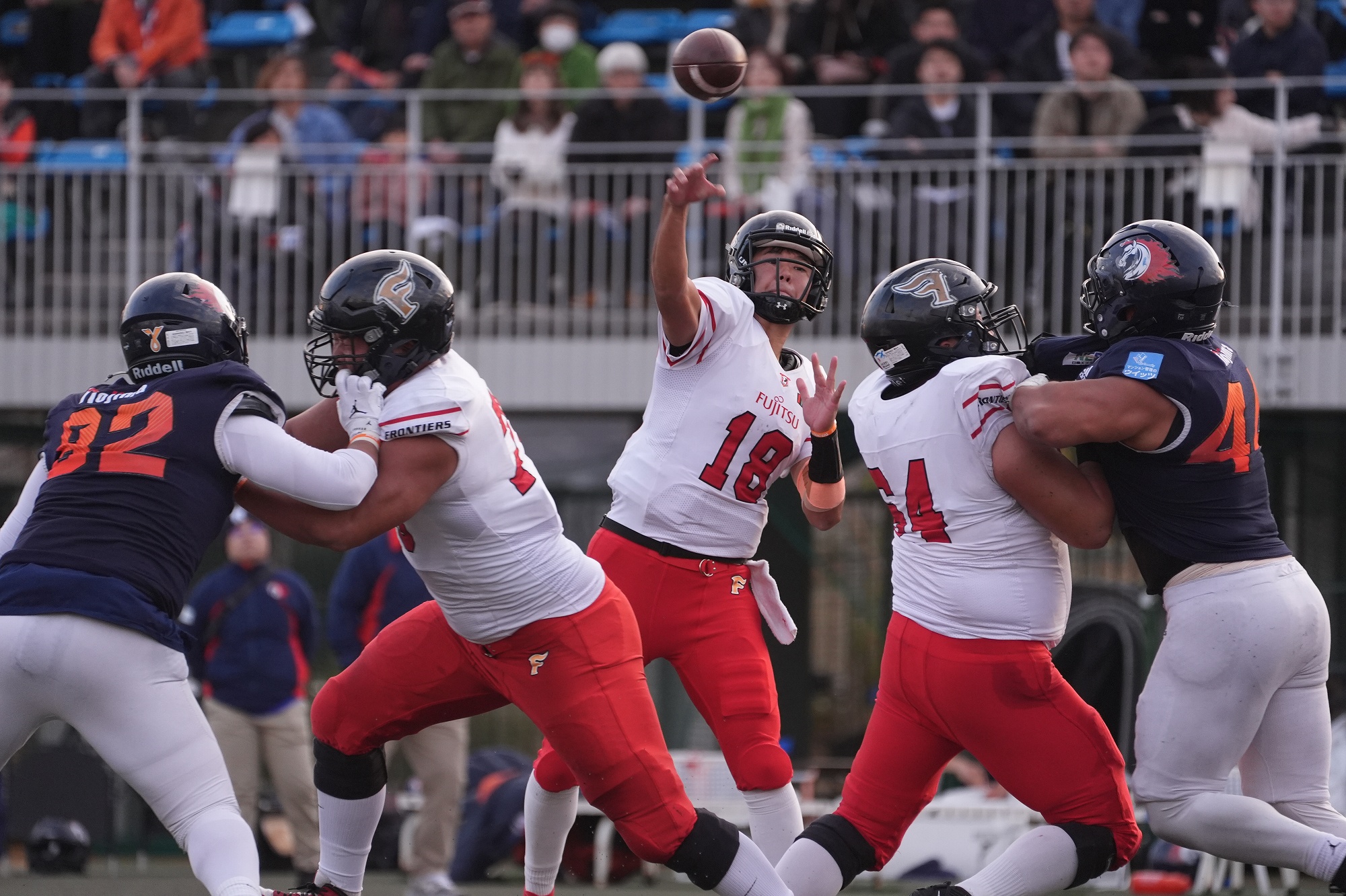 【富士通vsノジマ相模原】パスを決める富士通QB高木翼。パス274ヤード5TDと活躍した=撮影:小座野容斉