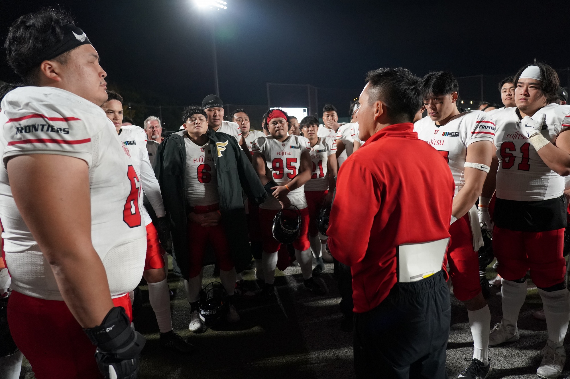 【富士通vsノジマ相模原】試合後のハドルで、選手たちに話しかける山本洋HC。左手前は大久保主将=撮影:小座野容斉