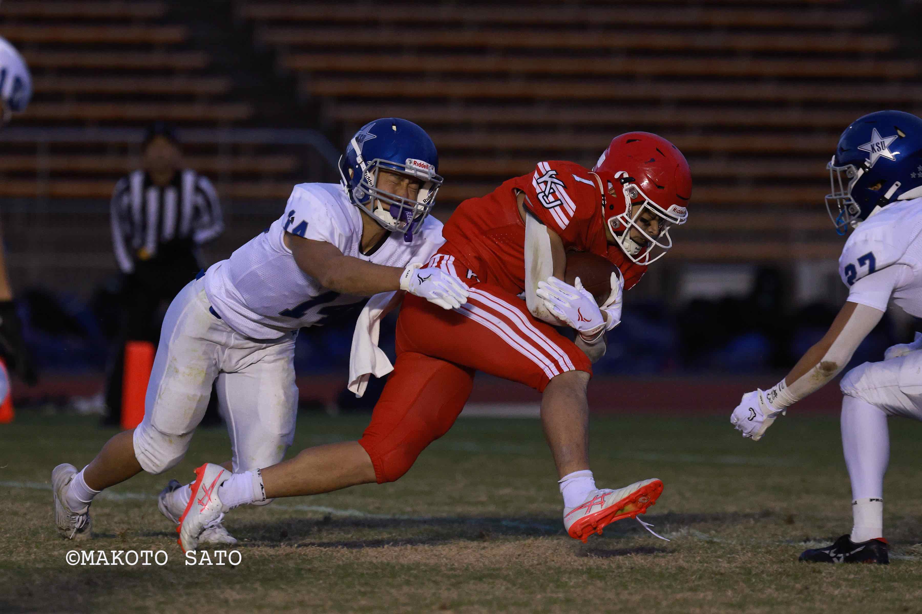 試合終了まで残り1分17秒、QB阪本幸之助から20ヤード逆転TDパスをレシーブする甲南大WR森川立望 写真;佐藤誠