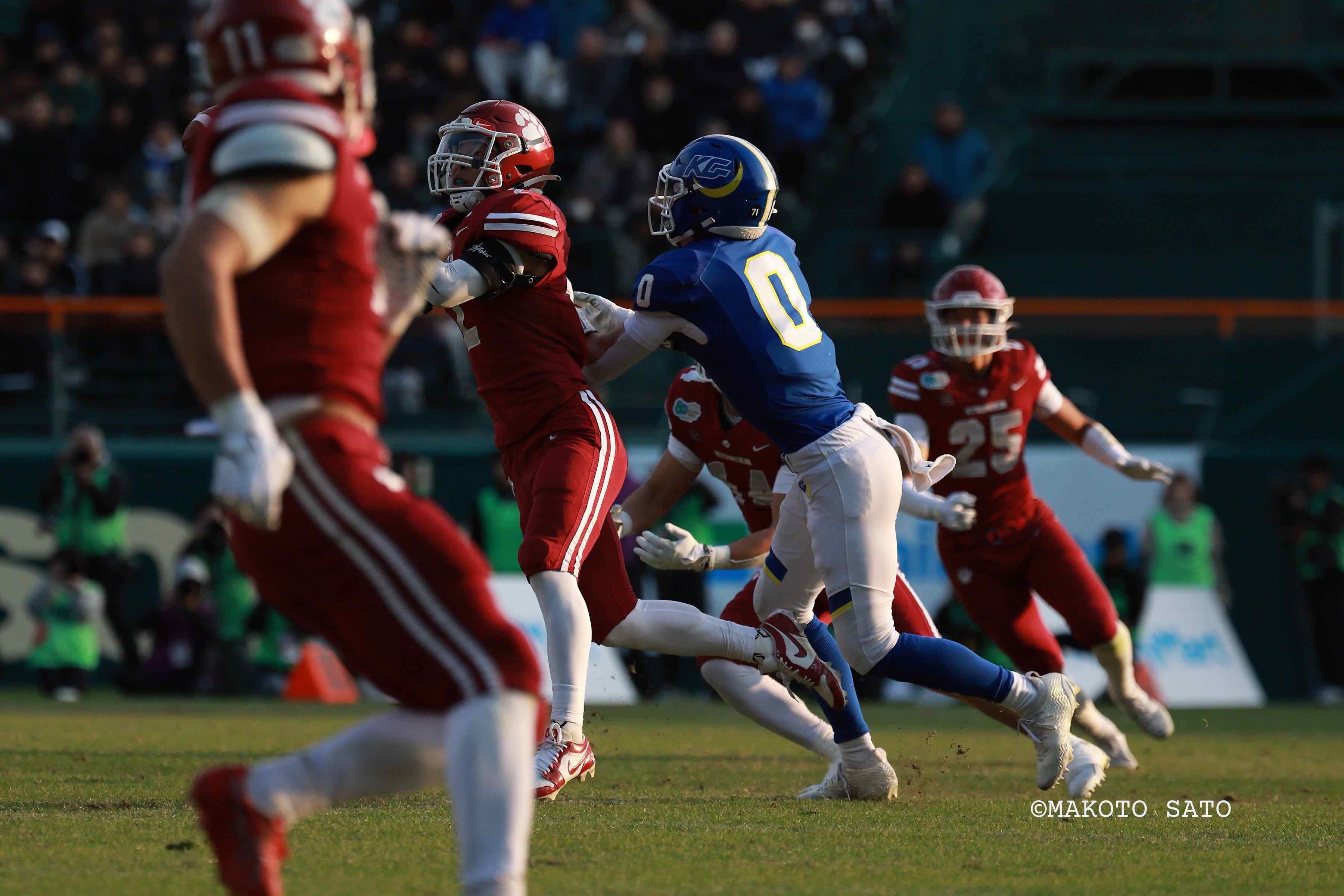 【アメフト】甲子園ボウル  3Q立命館大の主将DB 今田甚太郎がバスインターセプト  写真:佐藤誠