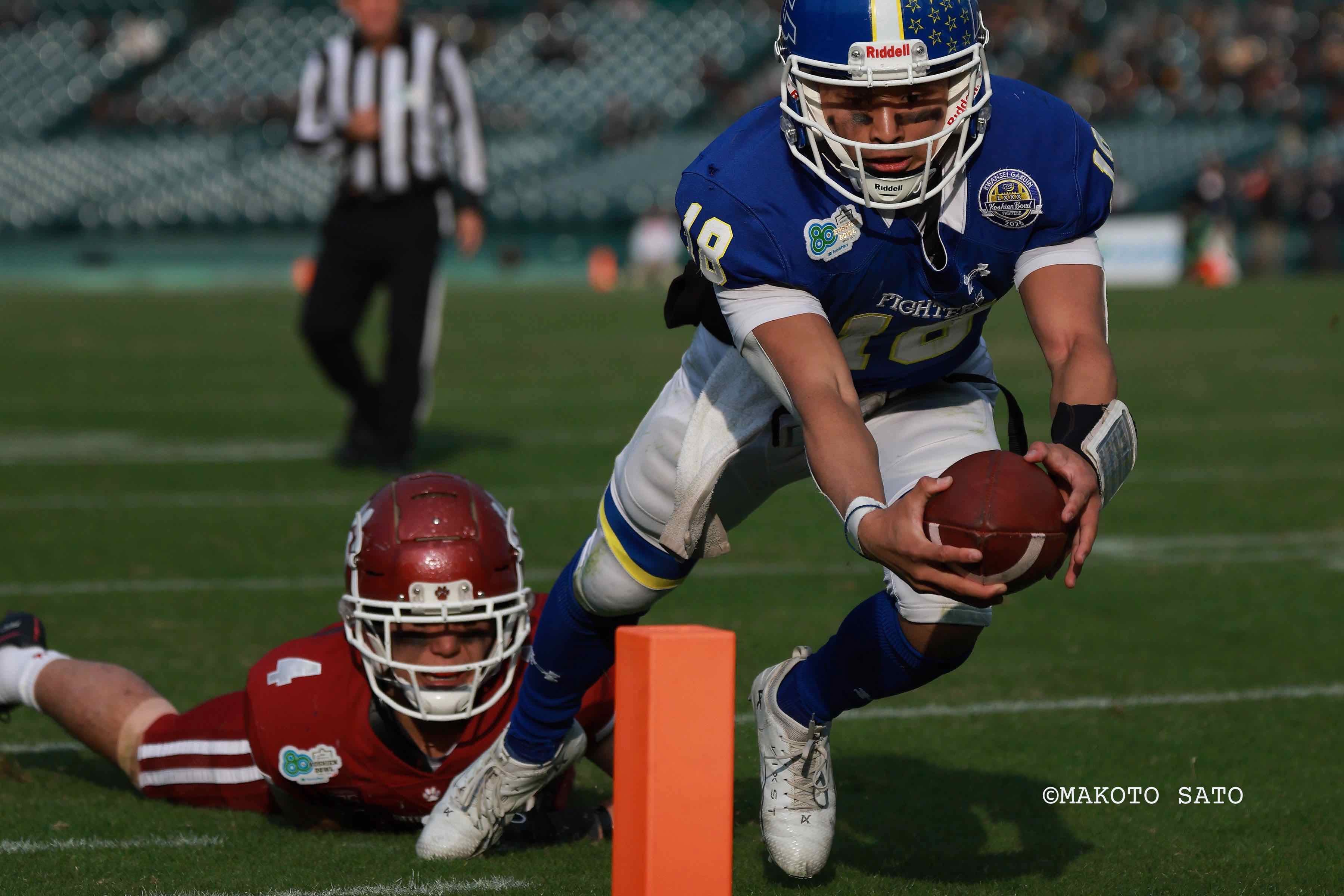 【アメフト】甲子園ボウル  2Q関学QB2星野太吾2ヤードTDラン 写真:佐藤誠