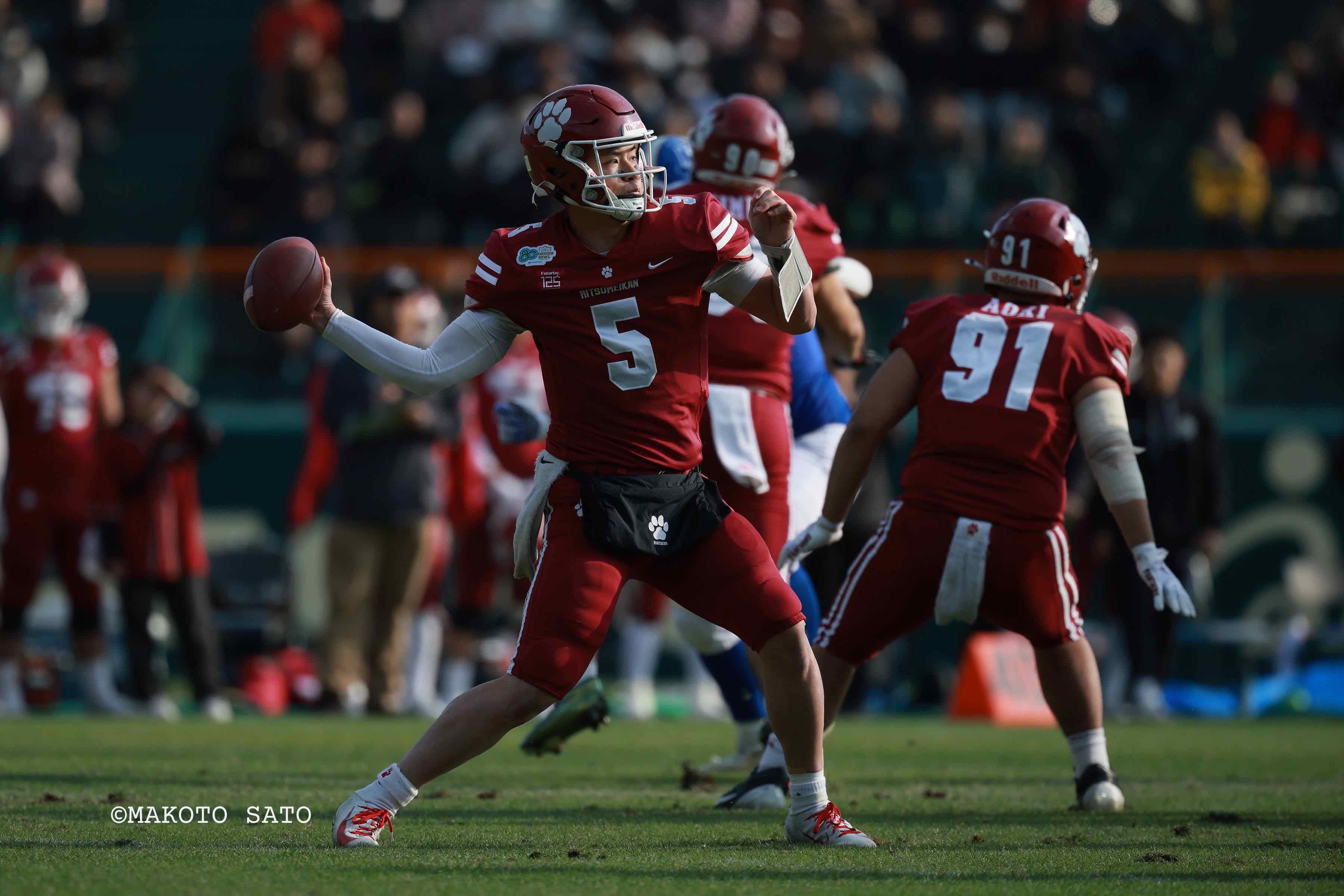 【アメフト】甲子園ボウル  パスで2TD、ランでも2TDの立命館大QB竹田剛が甲子園ボウル最優秀選手 写真:佐藤誠