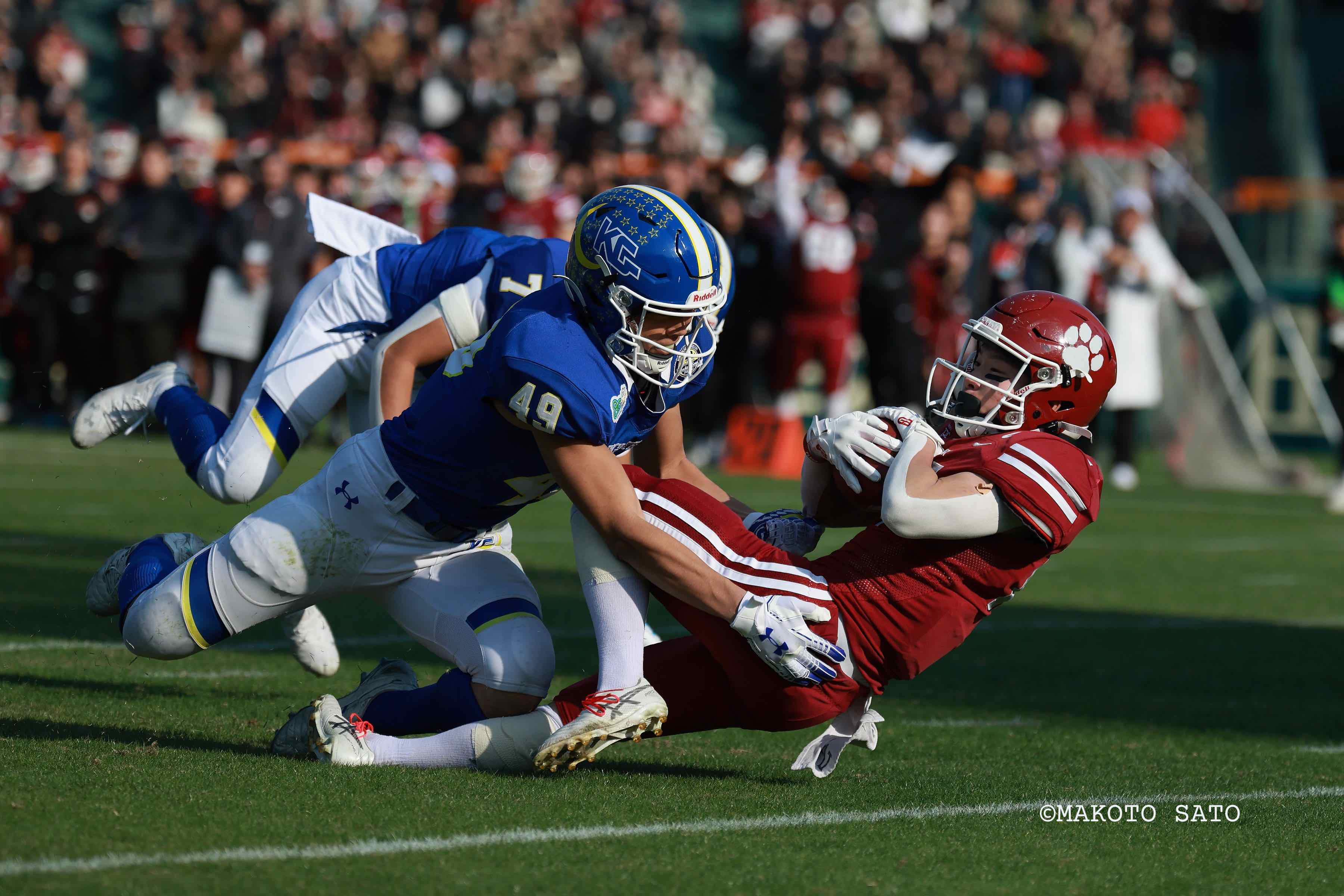 【アメフト】甲子園ボウル 1Q  QB竹田剛から15ヤード先制TDパスをレシーブする立命館大WR仙石大 写真:佐藤誠