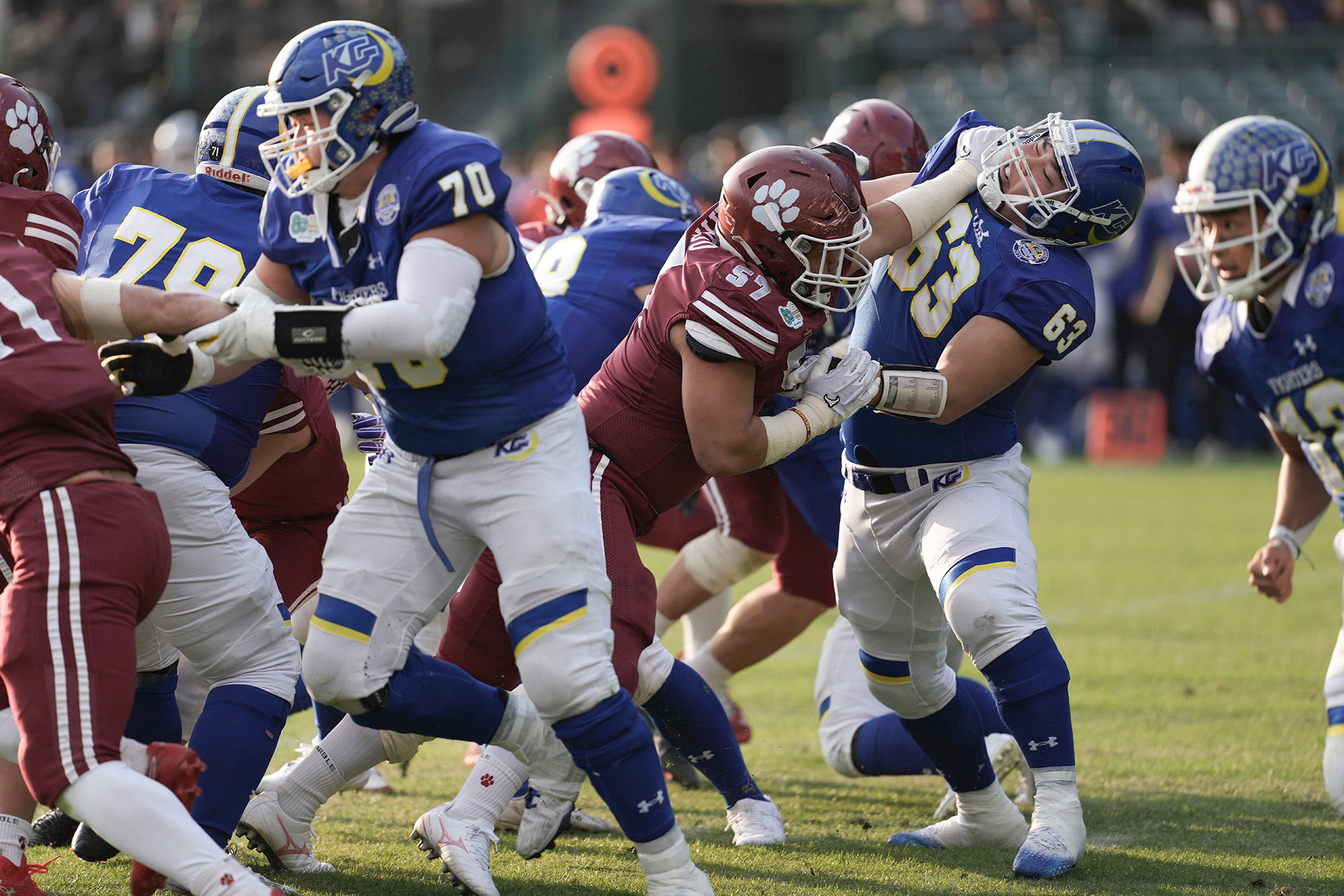 立命はフロント対決で優位に立った。57はDT金城陽介（2年=日大三）=撮影：北川直樹