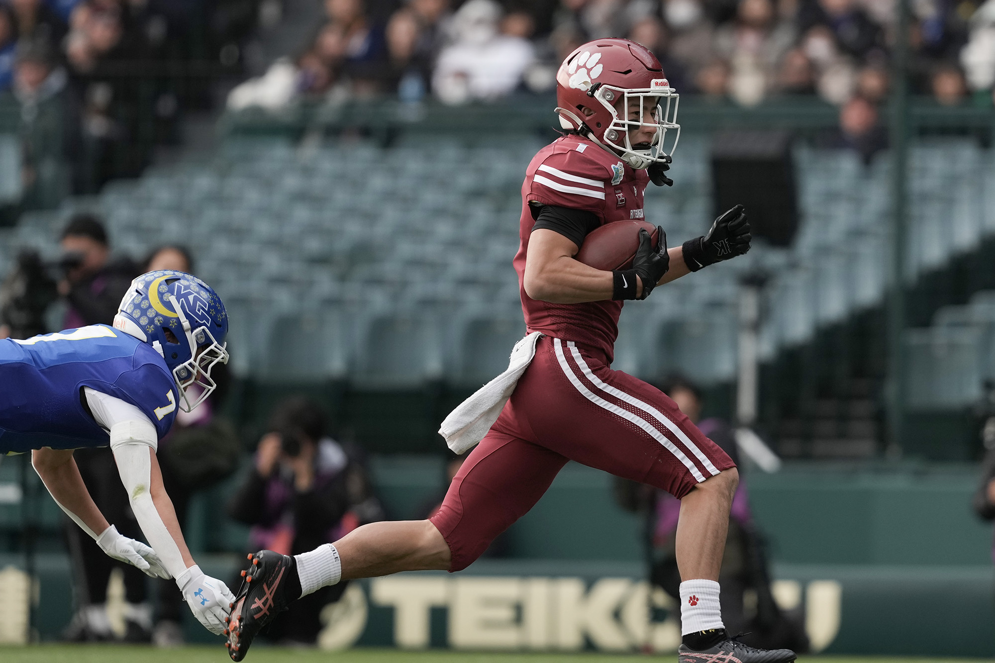 ワンテンポ置いてからフィールド中央に竹田が投じたパスを捕球しエンドゾーンまで駆け込んだWR木下亮介=撮影：北川直樹