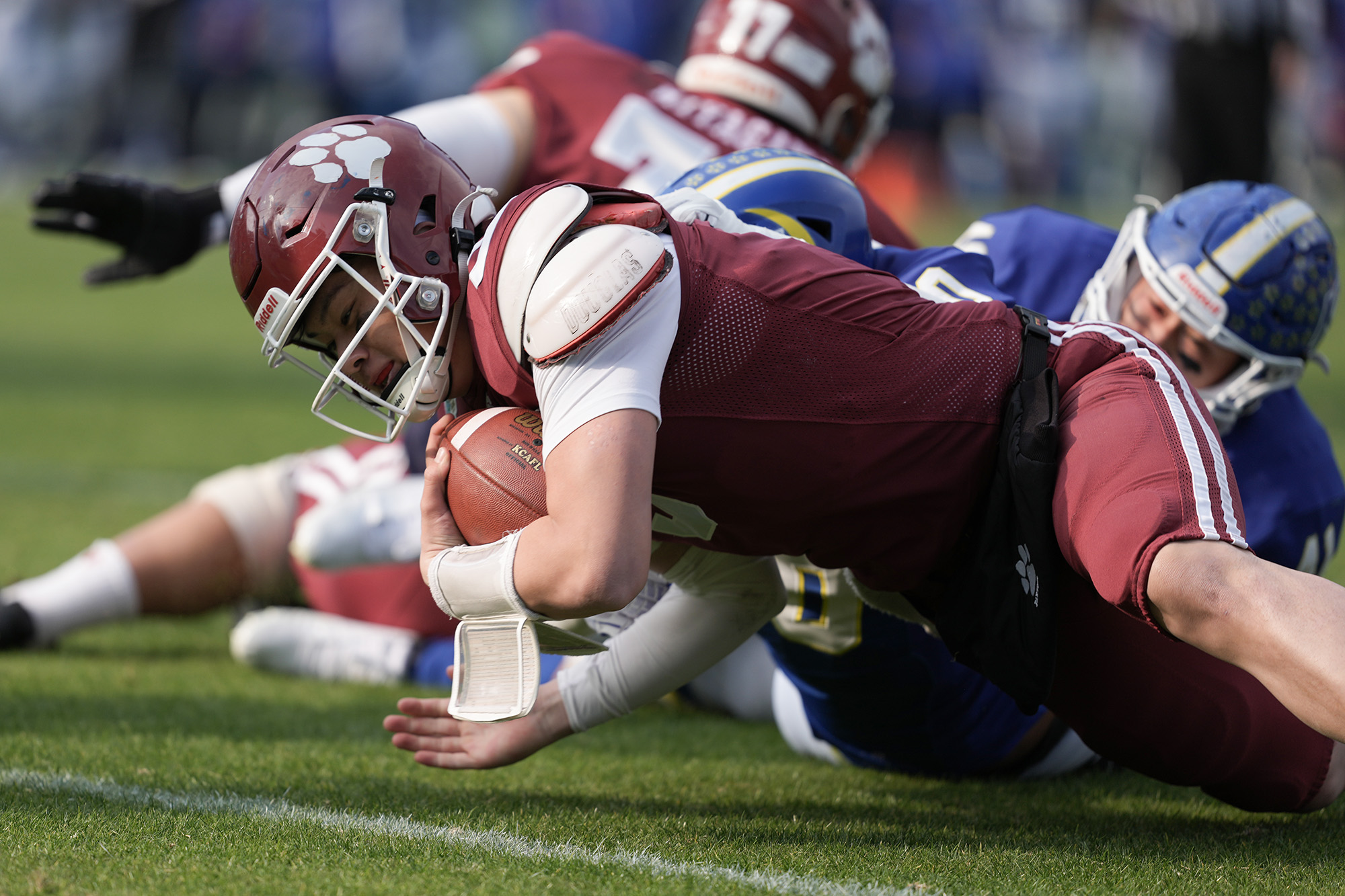 体ごとエンドゾーンにねじ込みTDを決めた立命QB竹田剛=撮影：北川直樹