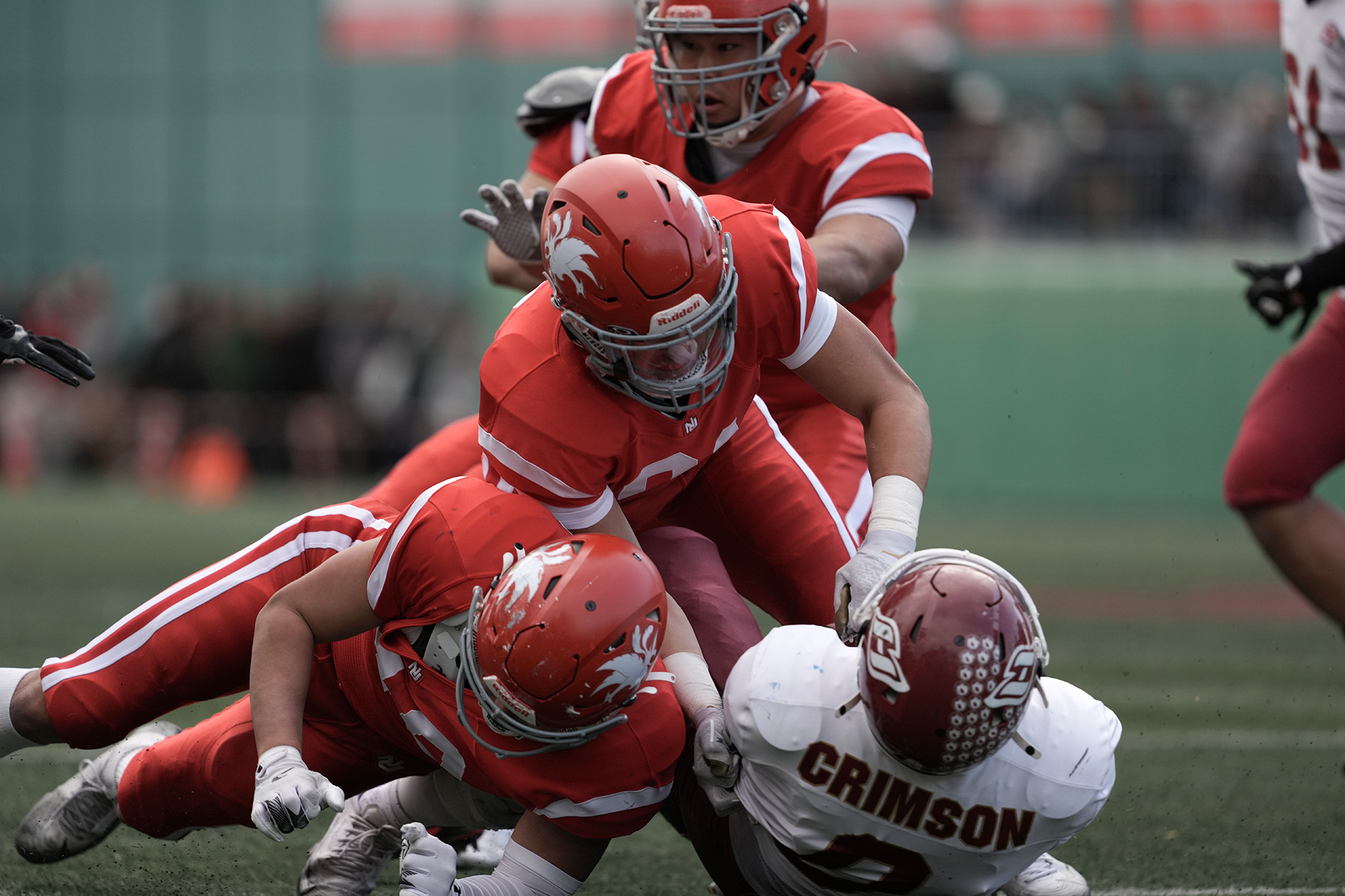 アグレッシブにプレッシャーを懸け続けた日大守備のフロント=撮影：北川直樹