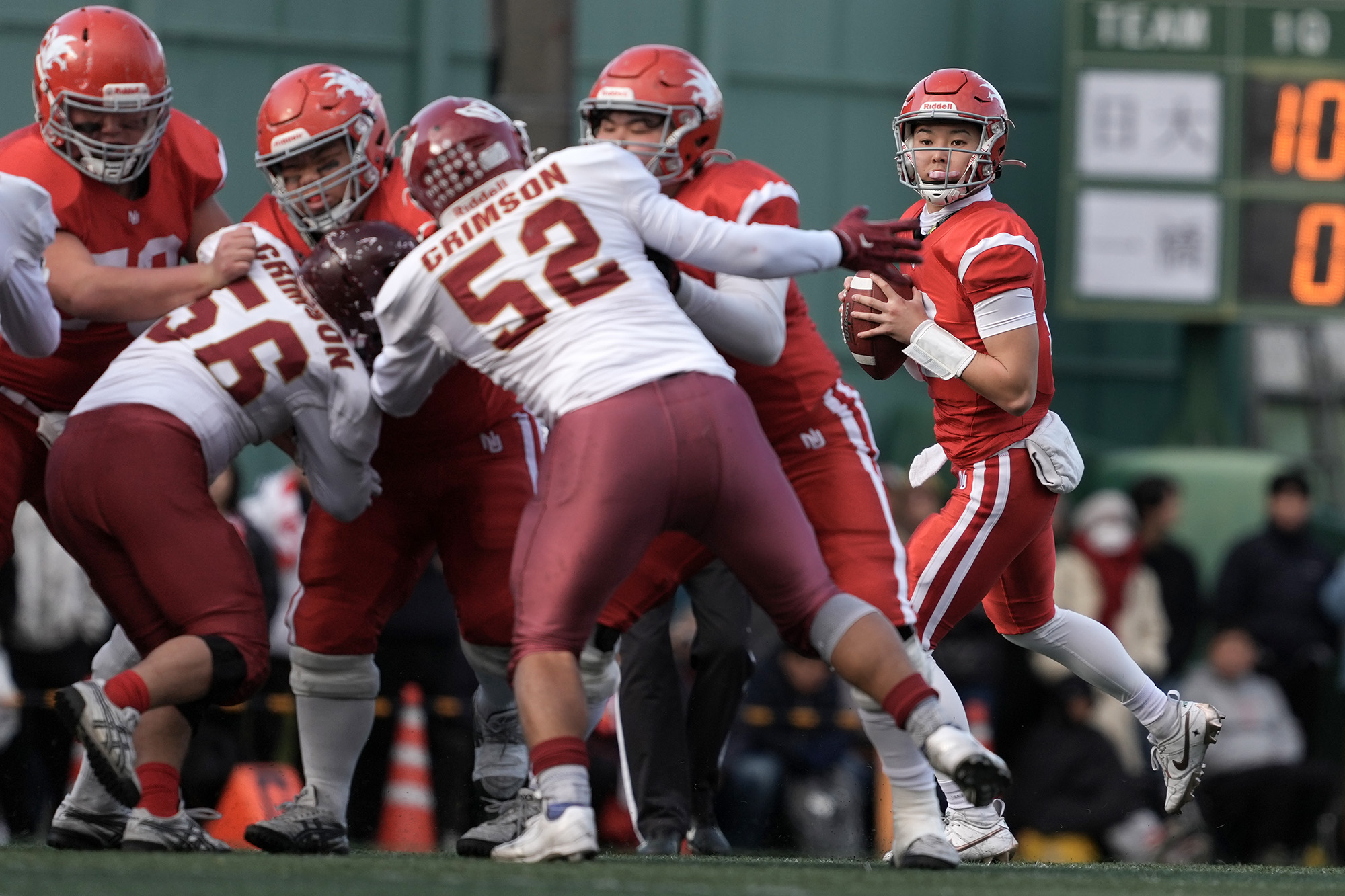 OLに守られてパスを投じる日大QB川端=撮影：北川直樹