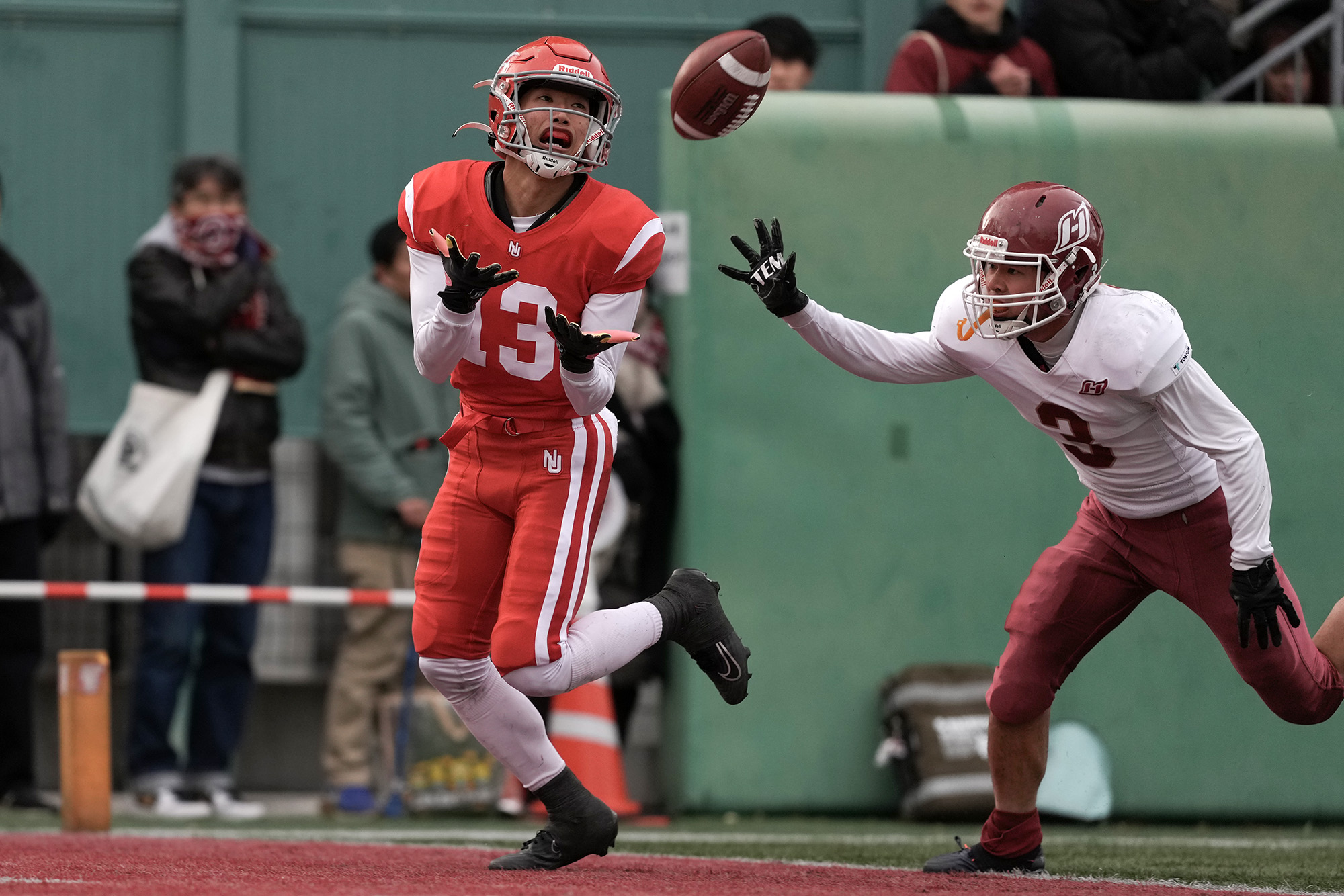 小林からのTDパスを受ける日大WR余越=撮影：北川直樹