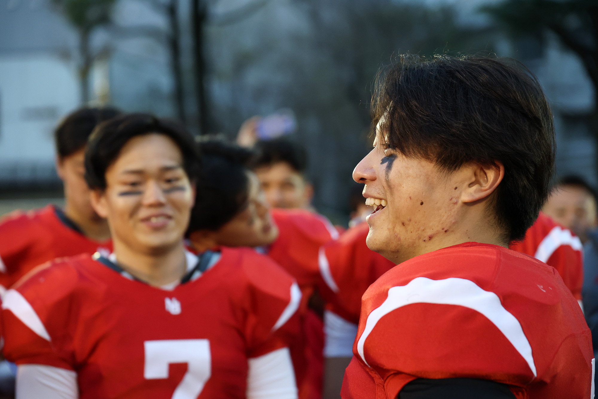 最後のハドル、三ケ尻は笑顔で仲間に語りかけた=撮影：北川直樹