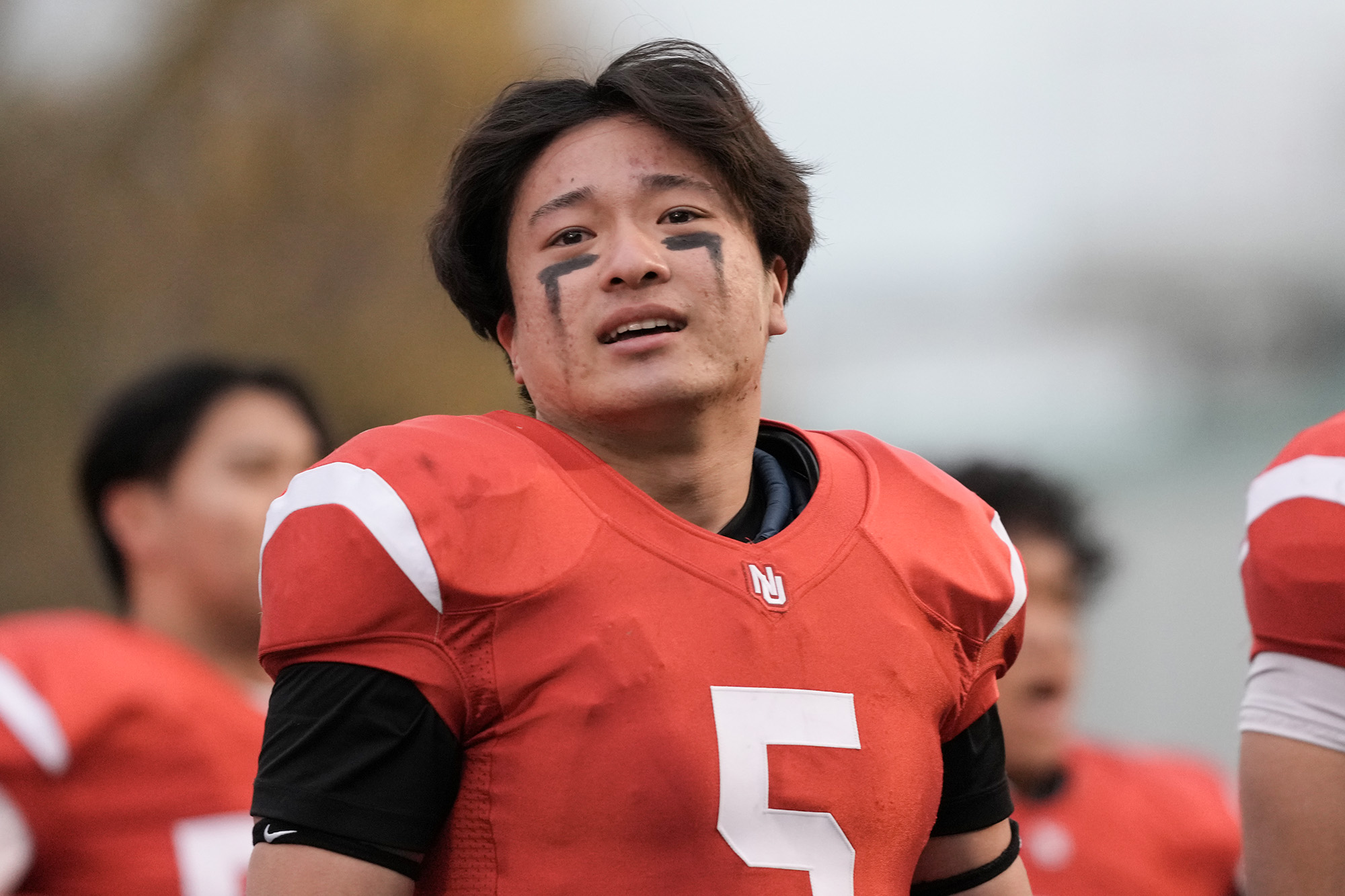 試合後四方の観客に向かって挨拶をする際、三ケ尻主将の目には涙が浮かんでいた=撮影：北川直樹