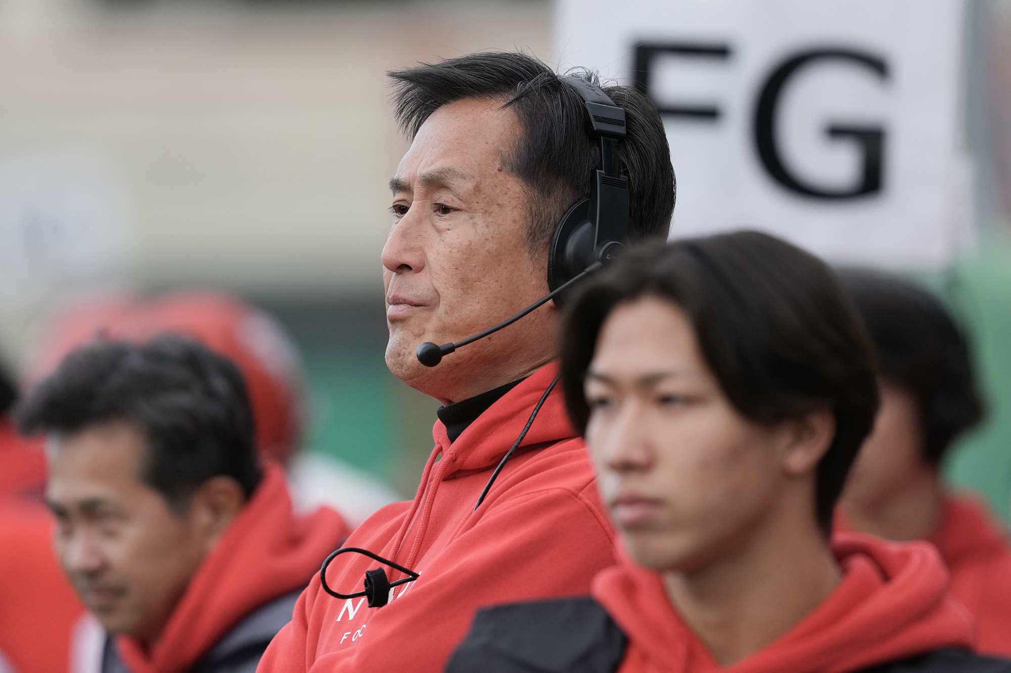 真剣な表情でチームを見つめる須永監督=撮影：北川直樹