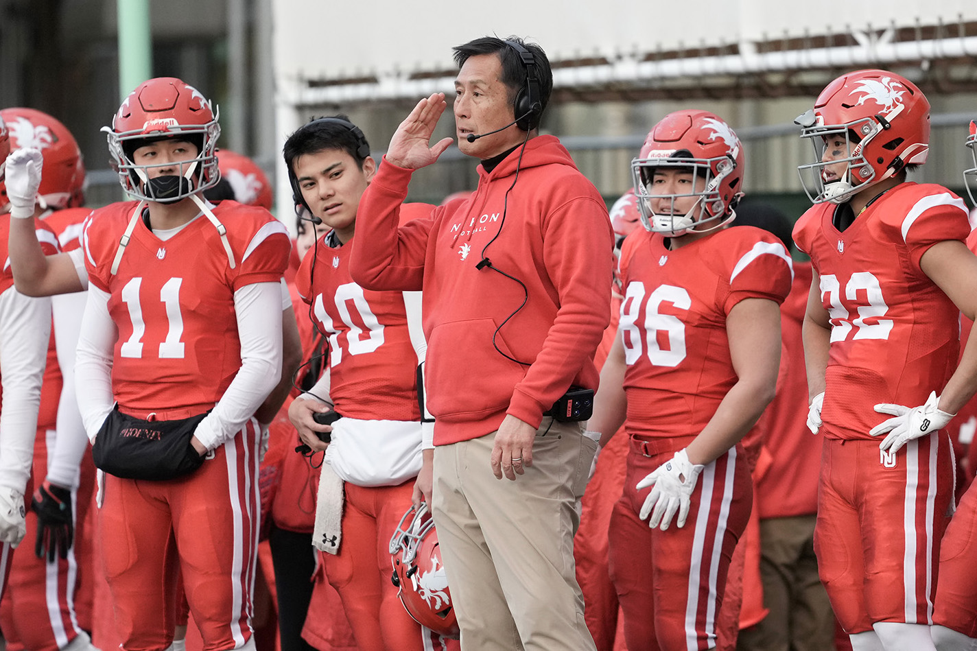スポッターとプレーの確認をする須永監督=撮影：北川直樹