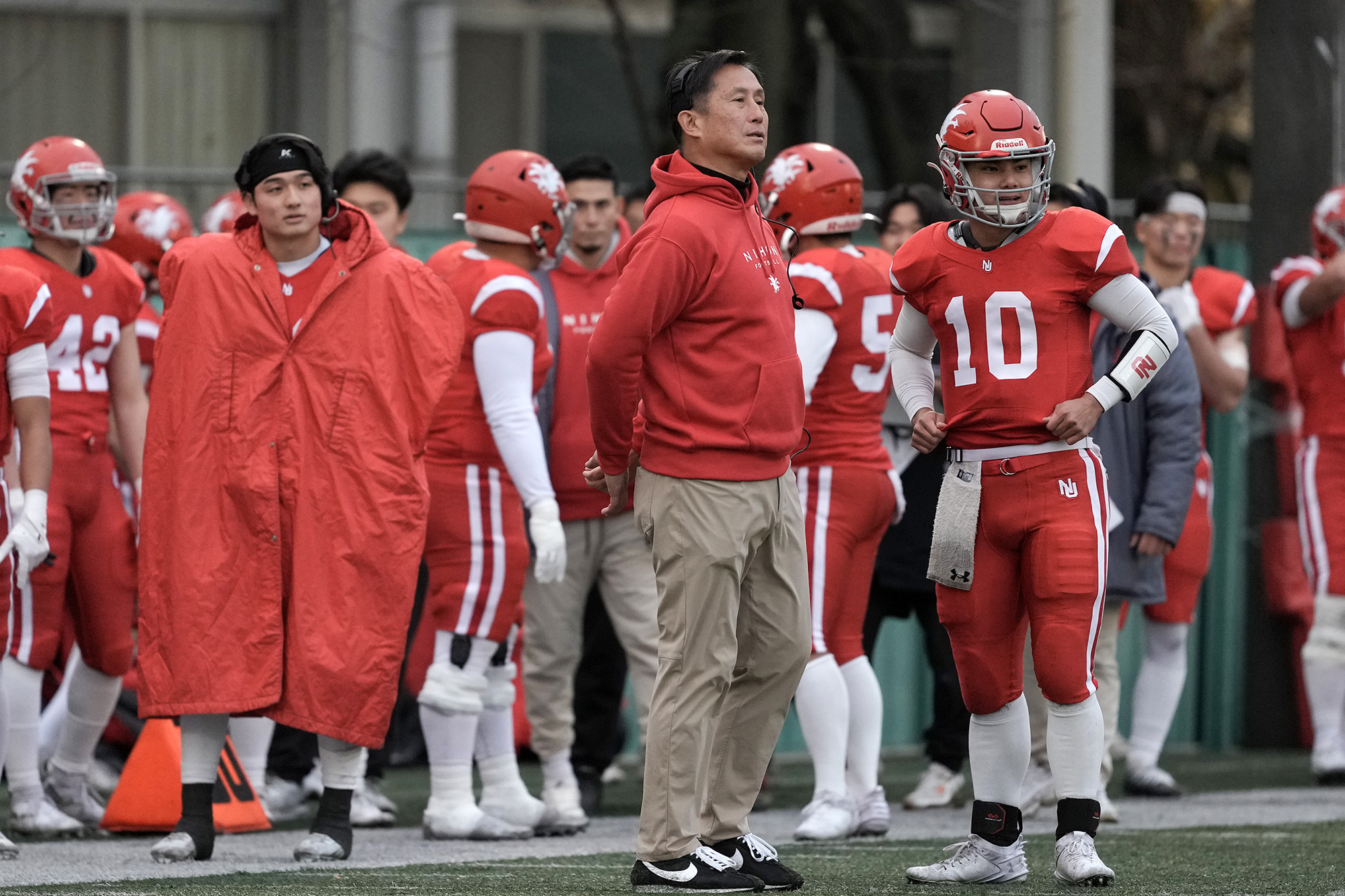 QB石上と言葉を交わす須永監督=撮影：北川直樹