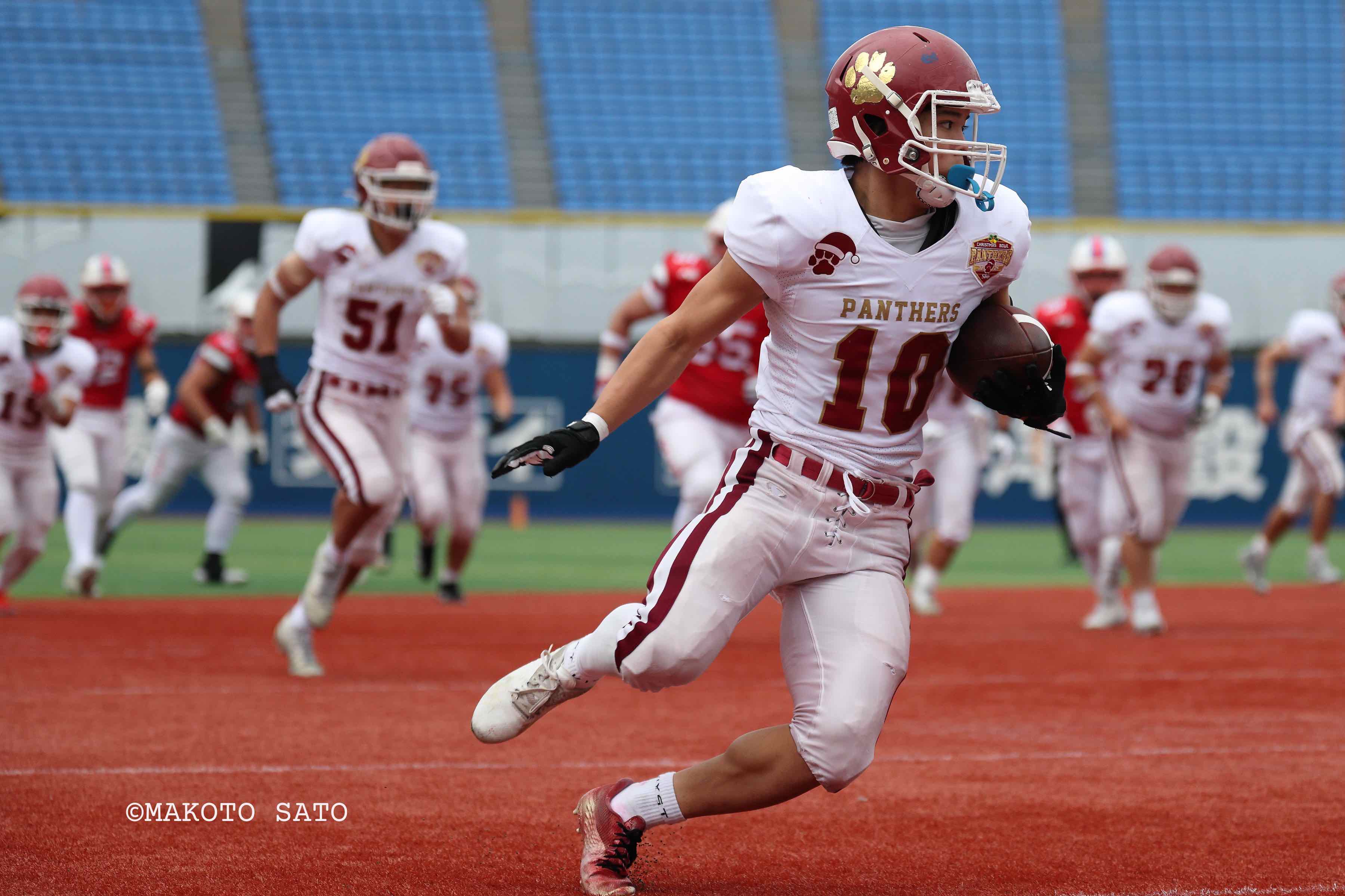 【アメフト】クリスマスボウル 立宇治 vs 佼成 3Q、立宇治WR小波津航児エンリケがこの試合2つ目のTDパスレシーブ 写真:佐藤誠