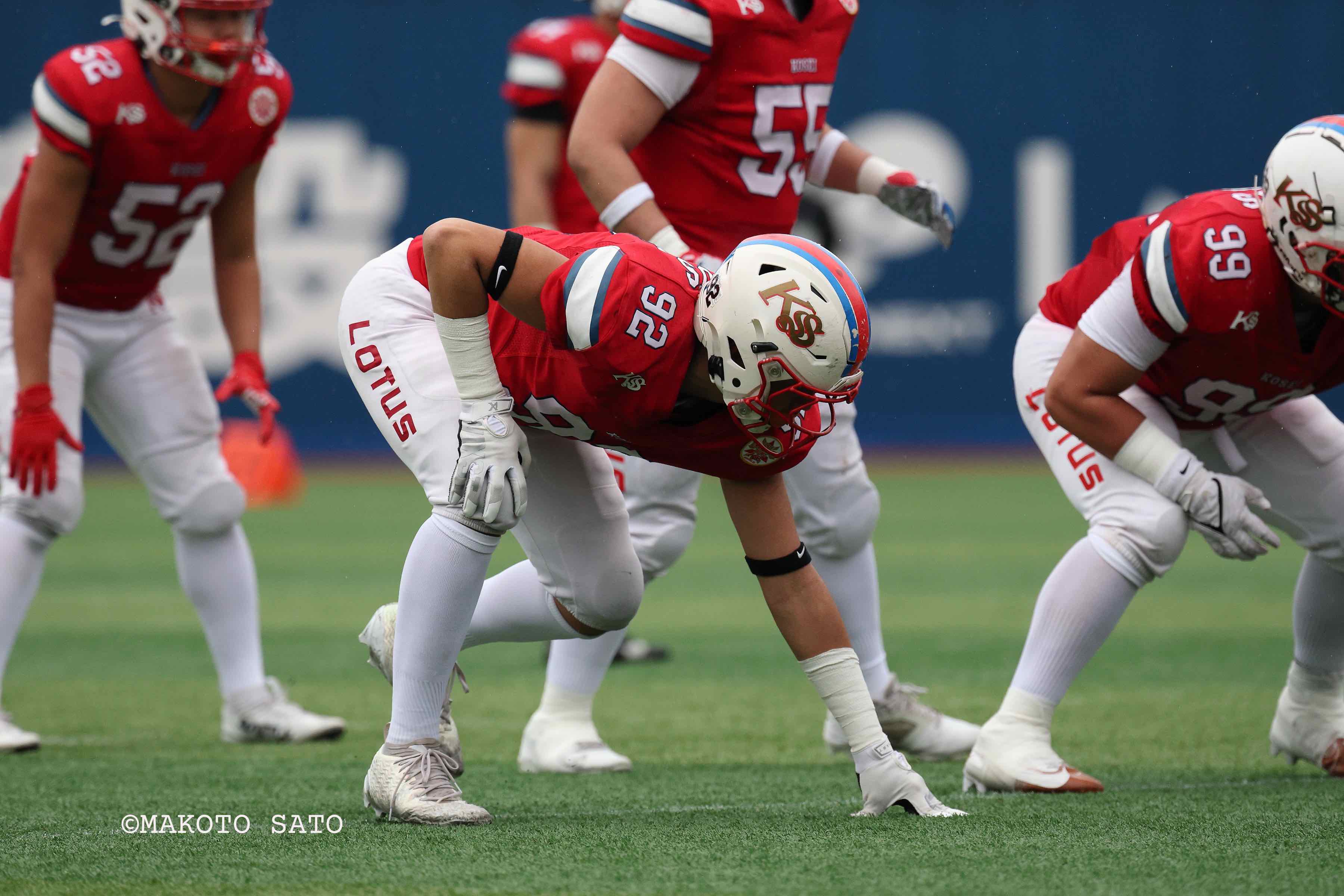 【アメフト】クリスマスボウル 立宇治 vs 佼成  優勝し記念写真に収まる 立宇治の選手とスタッフ 写真:佐藤誠