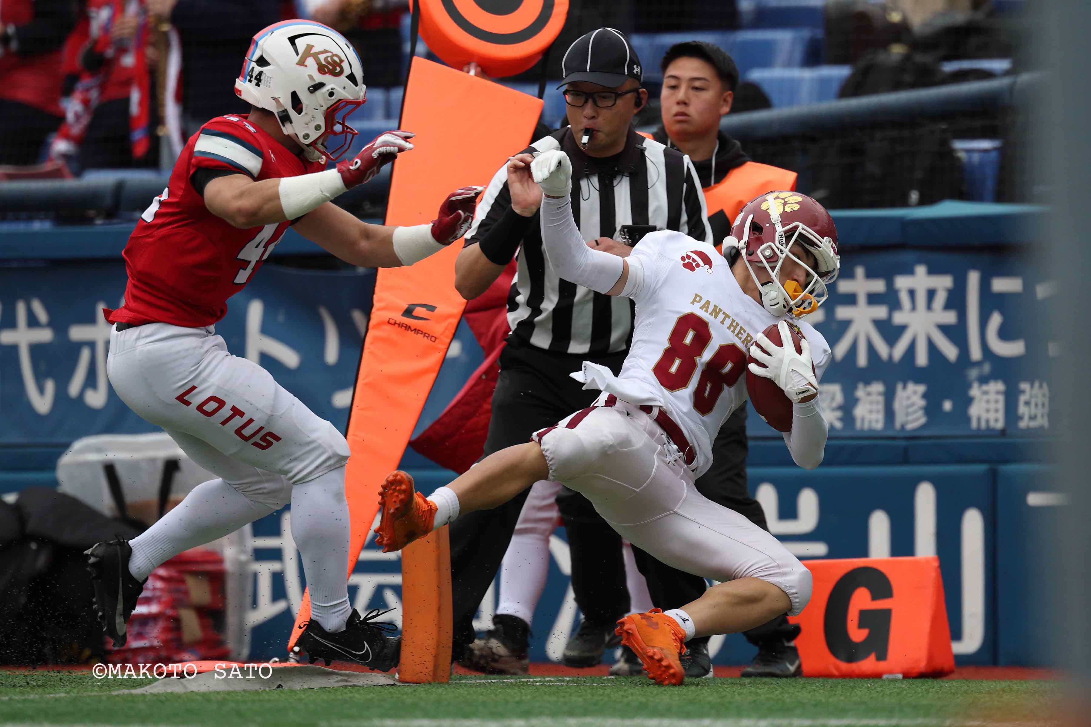  【アメフト】クリスマスボウル 立宇治 vs 佼成 2Q、立宇治WR西田宗棱がこの試合2つ目のTDパスレシーブ 写真:佐藤誠