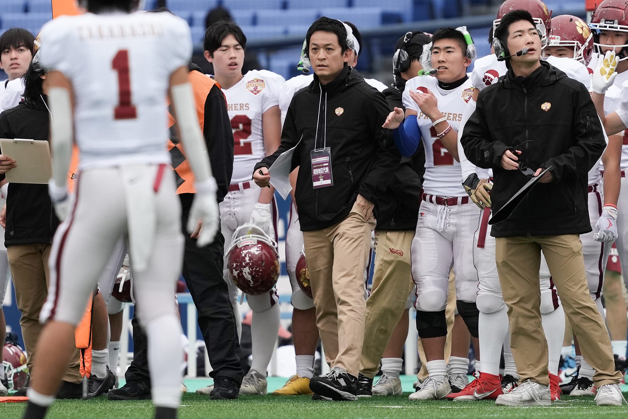 立命館宇治 木下監督は、キャプテン大鹿の成長を称えた=撮影：北川直樹