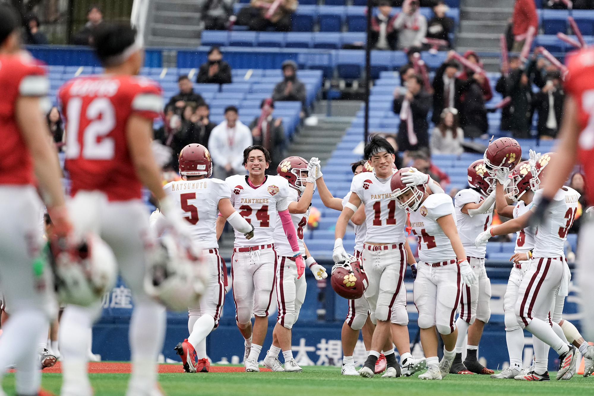 立命館宇治LB高島が3本目のインターセプトを決めて試合終了。2年ぶりの日本一を決め喜ぶ選手ら=撮影：北川直樹