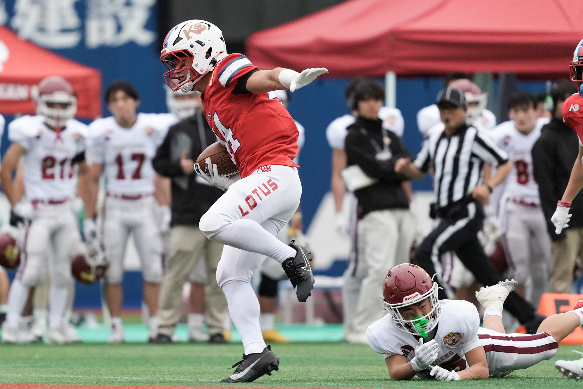 佼成学園LB吉岡はRBでも起用され、ラン・パスと奮闘した=撮影：北川直樹