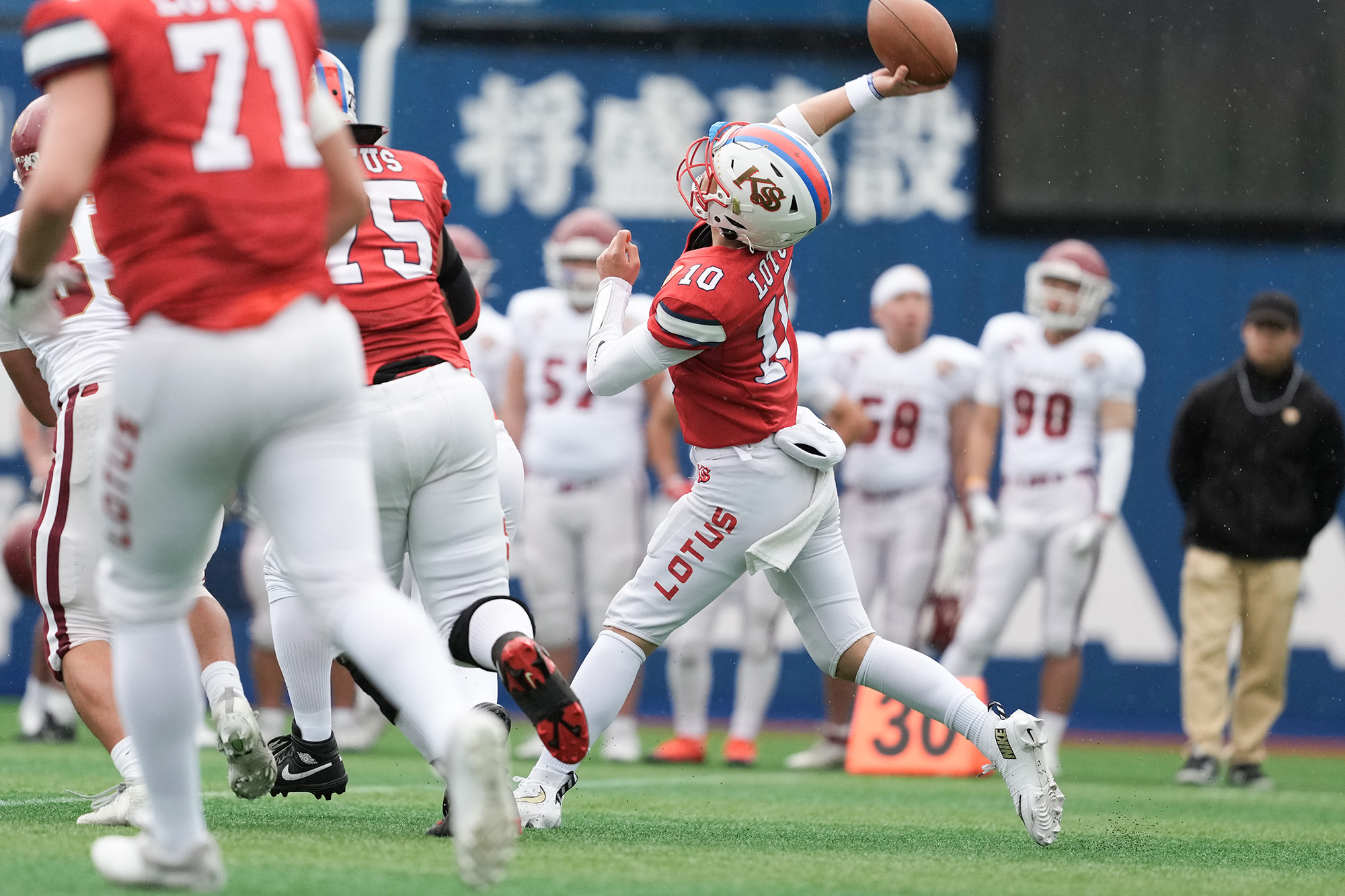 病気のため春以降欠場した佼成学園QB平本がラストプレーで出場した=撮影：北川直樹
