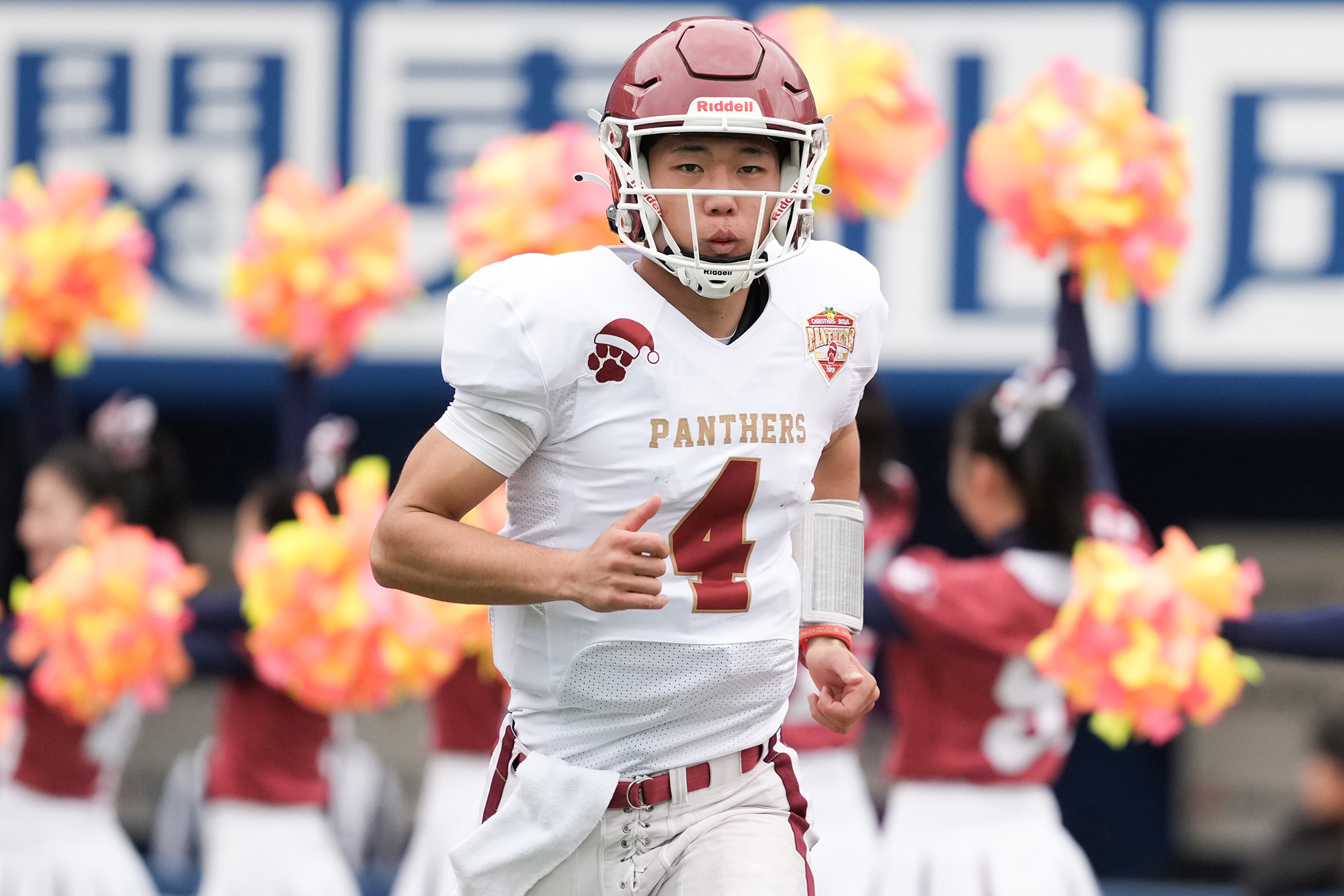 佼成学園LB吉岡はRBでも起用され、ラン・パスと奮闘した=撮影：北川直樹