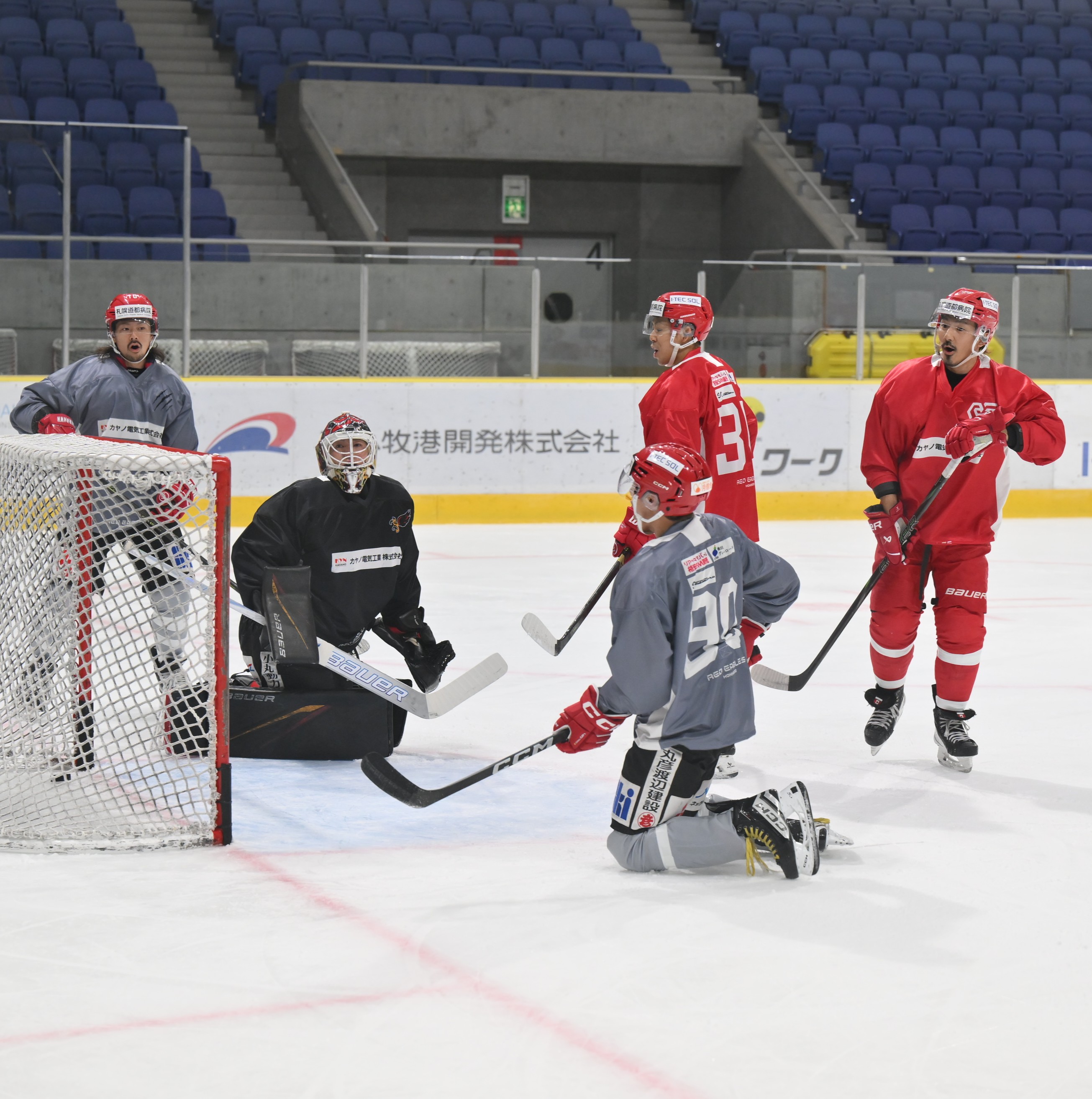 年齢の近いＤＦの佐々木（右）、橋本僚（右から２人目の奥）とプレーの細部を確認する。「一家に一台。成澤優太」。名付け親は、成澤より２つ年下の佐々木だ